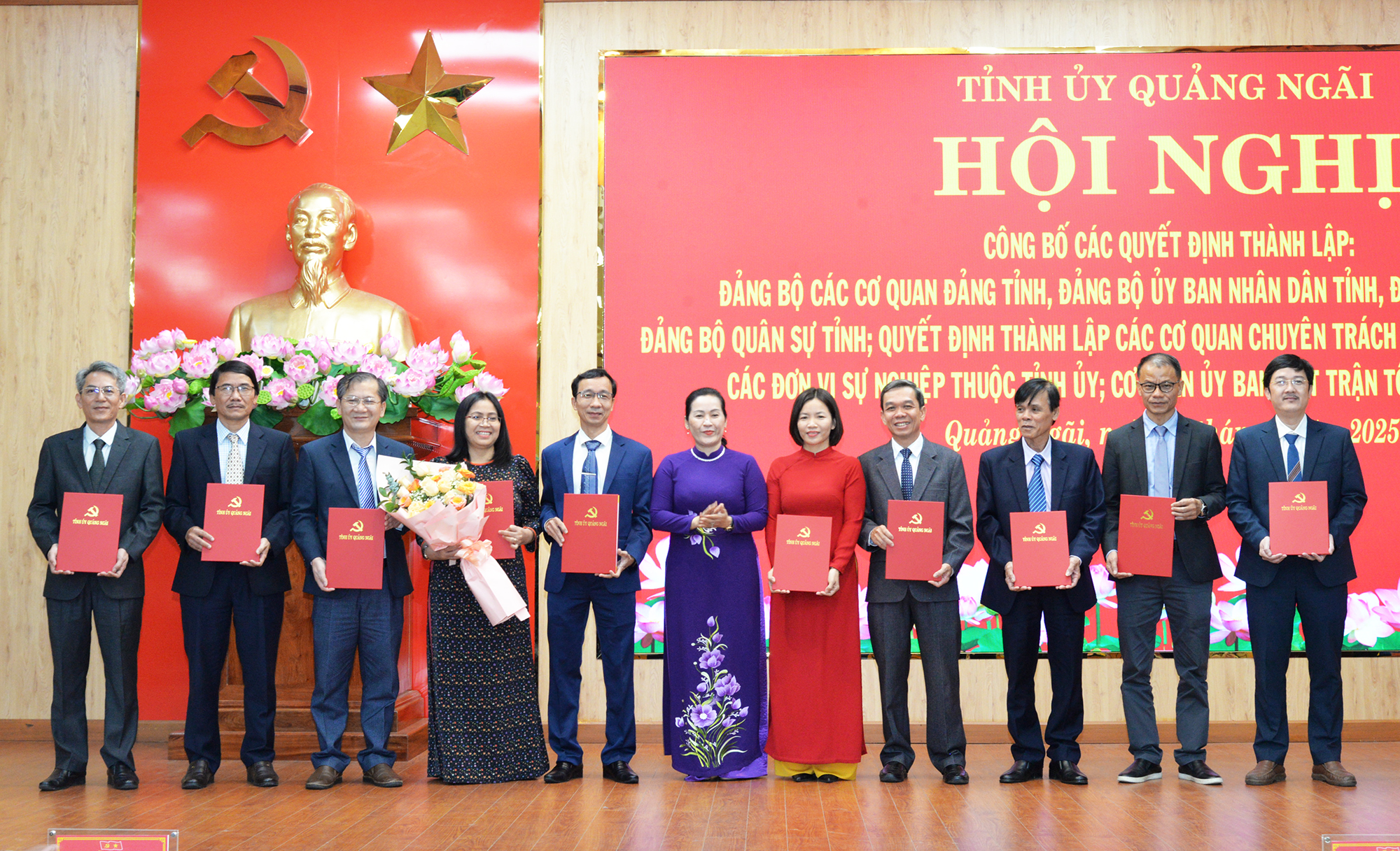 C&ocirc;ng bố h&agrave;ng loạt l&atilde;nh đạo chủ chốt ở Quảng Ng&atilde;i- Ảnh 3.