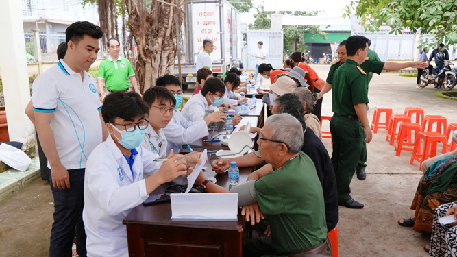 Khám bệnh miễn phí cho đồng bào dân tộc S'Tiêng - Ảnh 1.