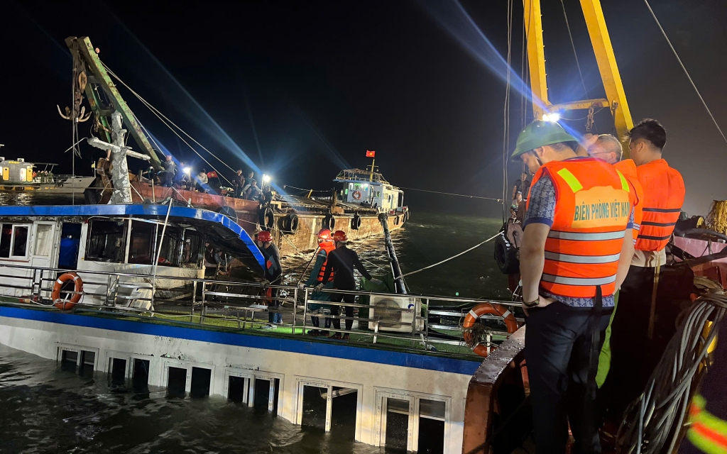 Khẩn trương tìm kiếm nạn nhân, đẩy nhanh điều tra vụ chìm tàu du lịch trên vịnh Hạ Long