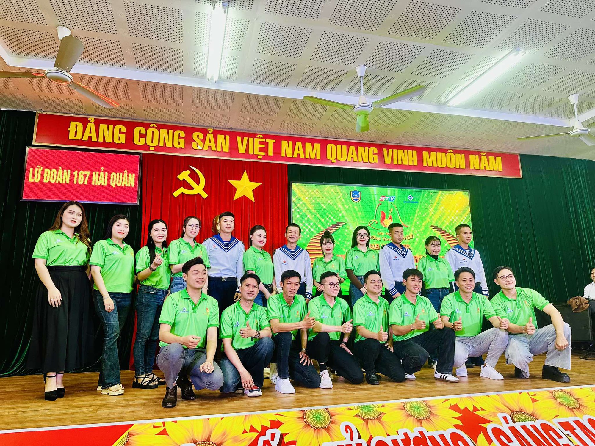 "Chu&ocirc;ng v&agrave;ng vọng cổ" lần thứ 20 giao lưu với chiến sĩ hải qu&acirc;n Lữ đo&agrave;n 167 - Ảnh 1.