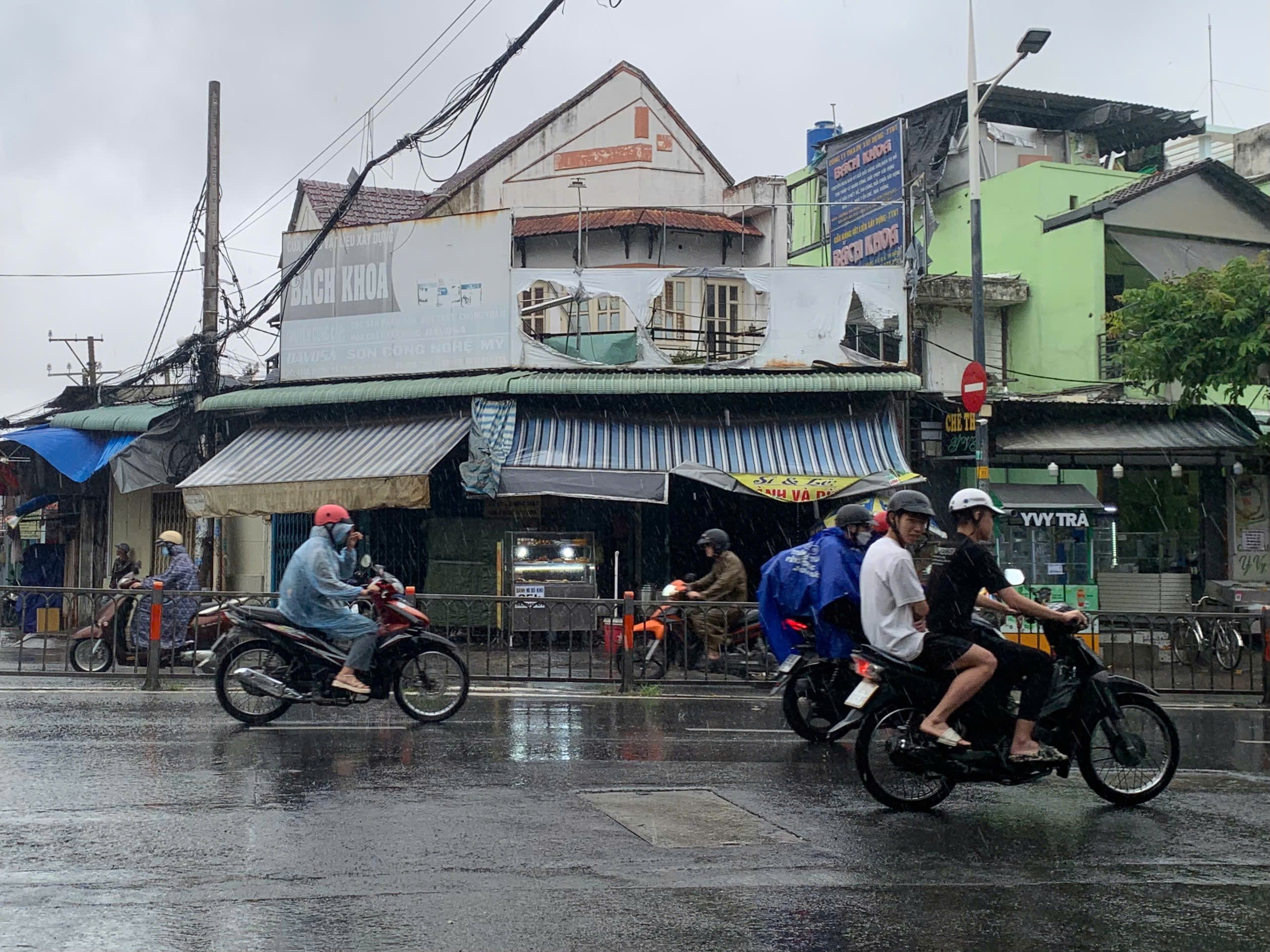 Gió rít mạnh, mưa ầm ầm trút xuống nhiều nơi ở TP HCM- Ảnh 2.
