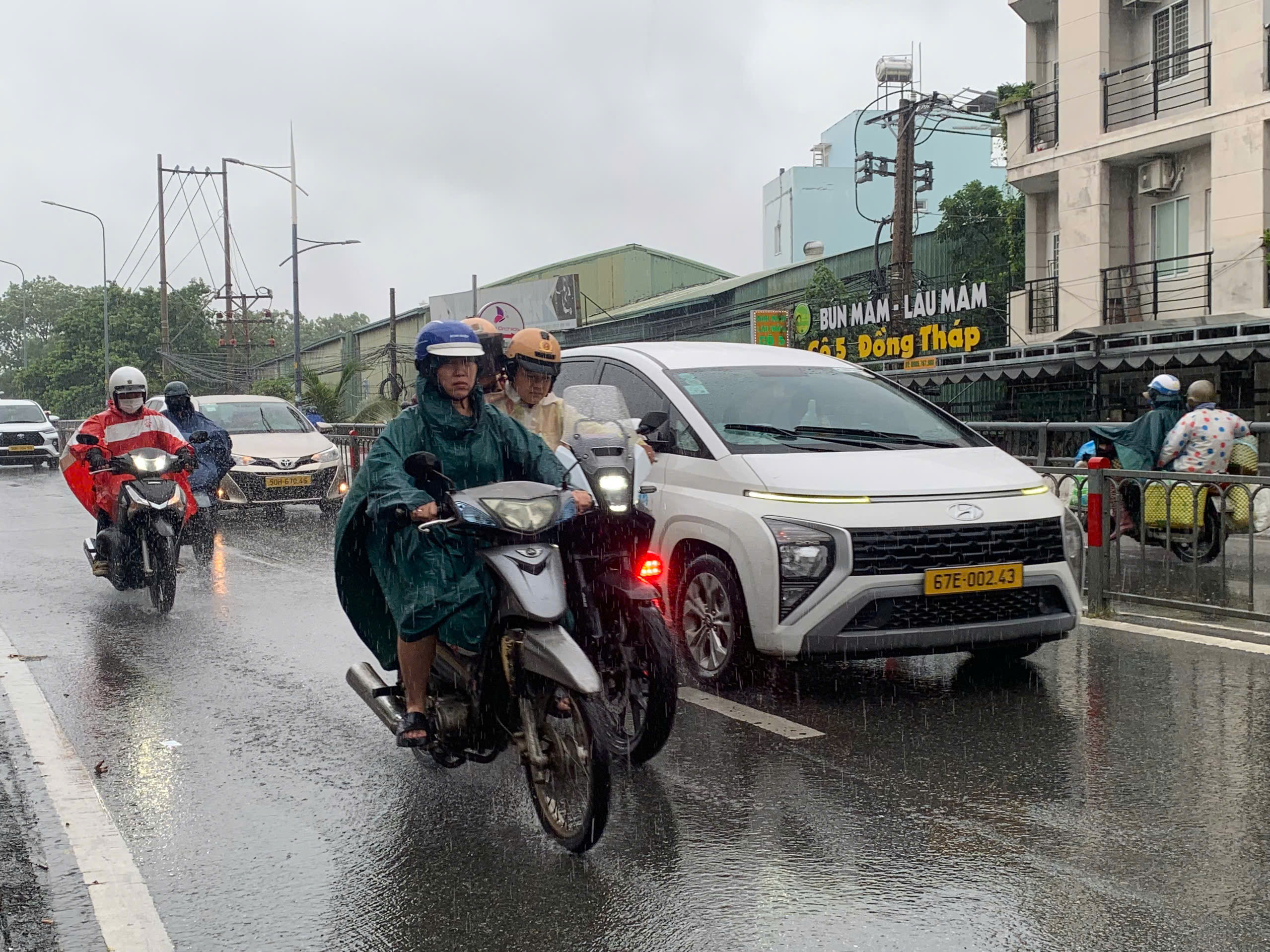 Gió rít mạnh, mưa ầm ầm trút xuống nhiều nơi ở TP HCM- Ảnh 1.