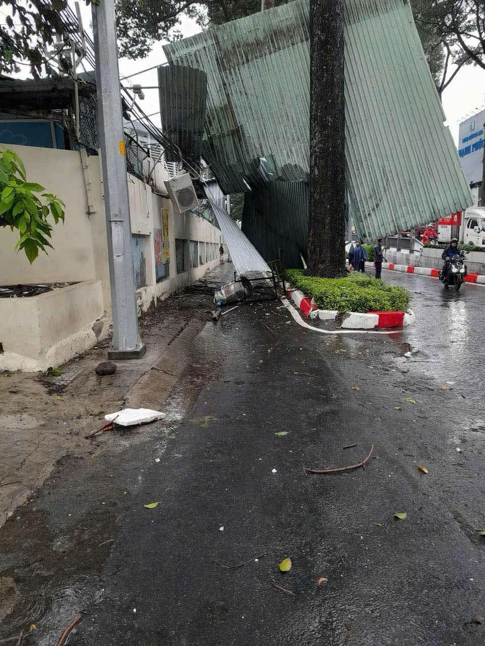 Trưa nay, gi&oacute; lớn ở TP HCM, c&acirc;y xanh ng&atilde; đổ nhiều nơi- Ảnh 5.