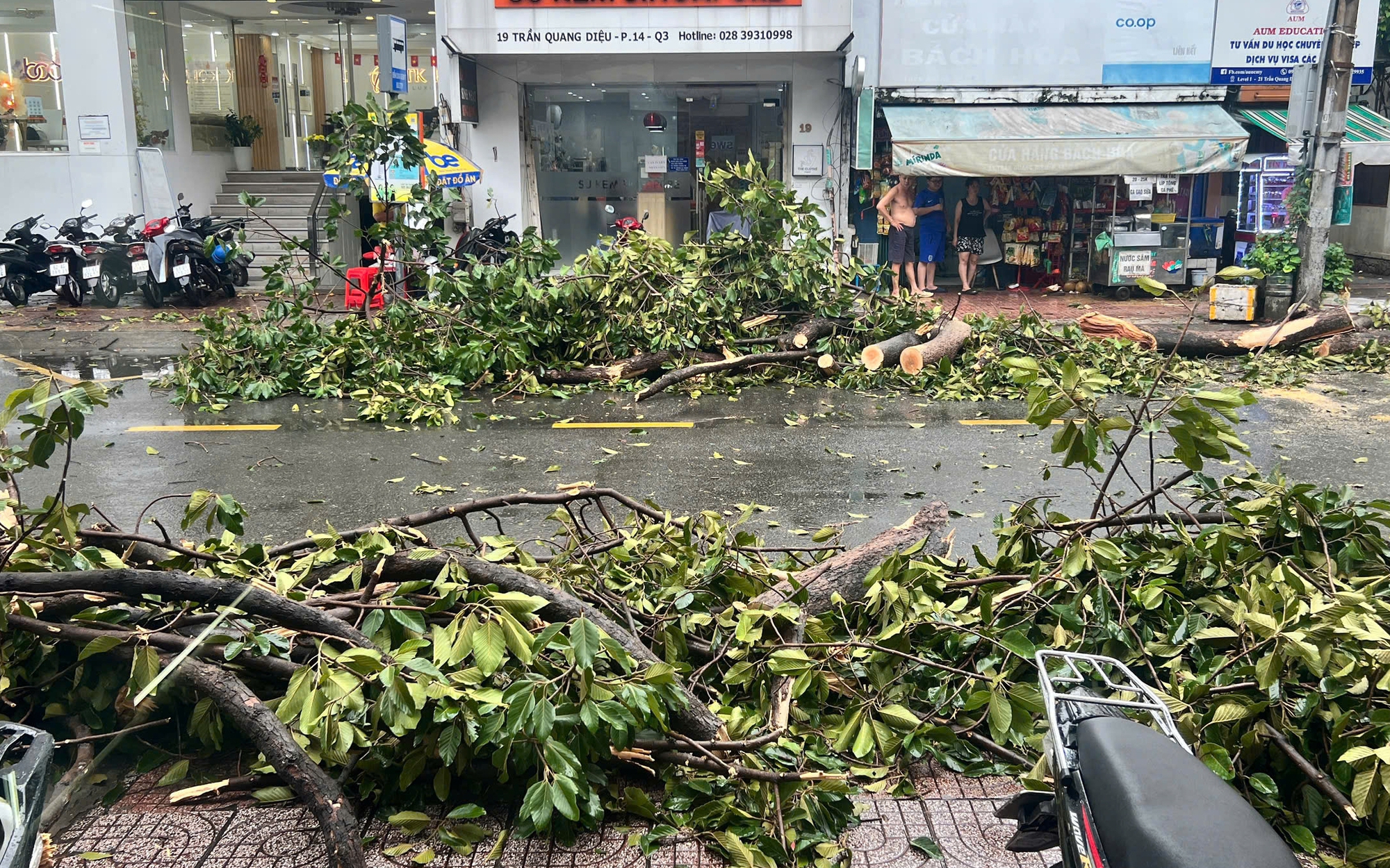 CSGT TP HCM sẵn sàng hỗ trợ người dân qua các đoạn ngập trong mưa lớn