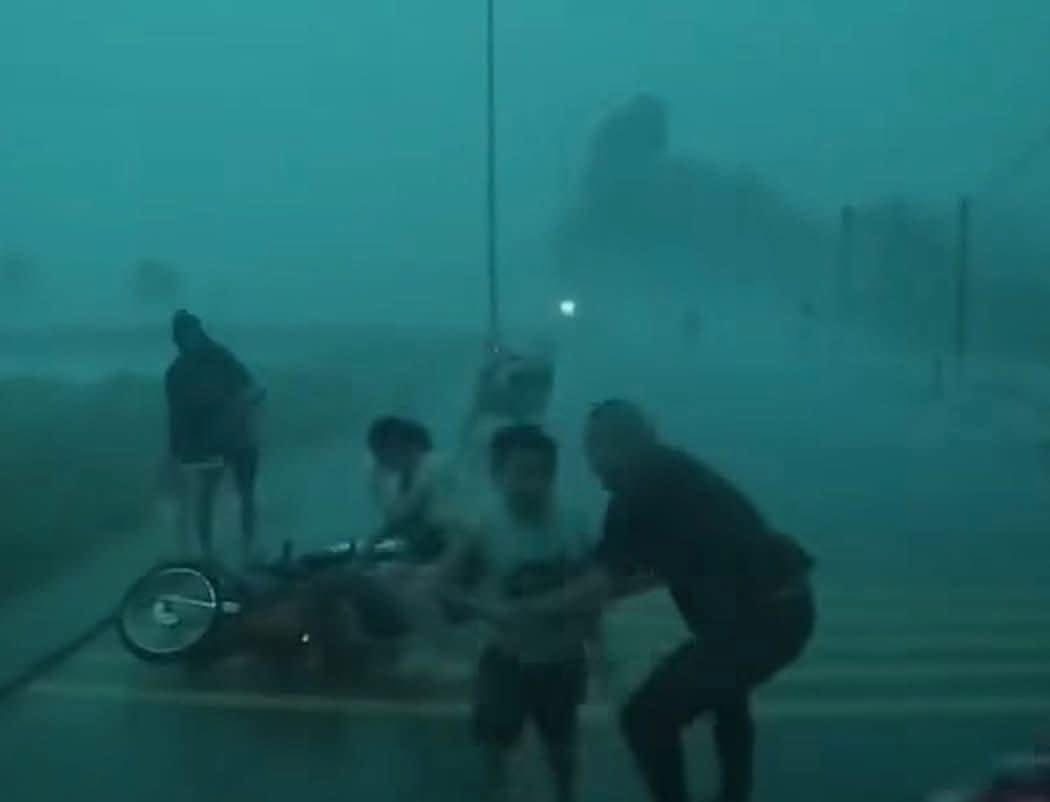 T&agrave;i xế b&aacute;n tải dừng xe chắn gi&oacute; giật mạnh trong cơn d&ocirc;ng cho 5 trẻ em v&agrave; người phụ nữ- Ảnh 1.
