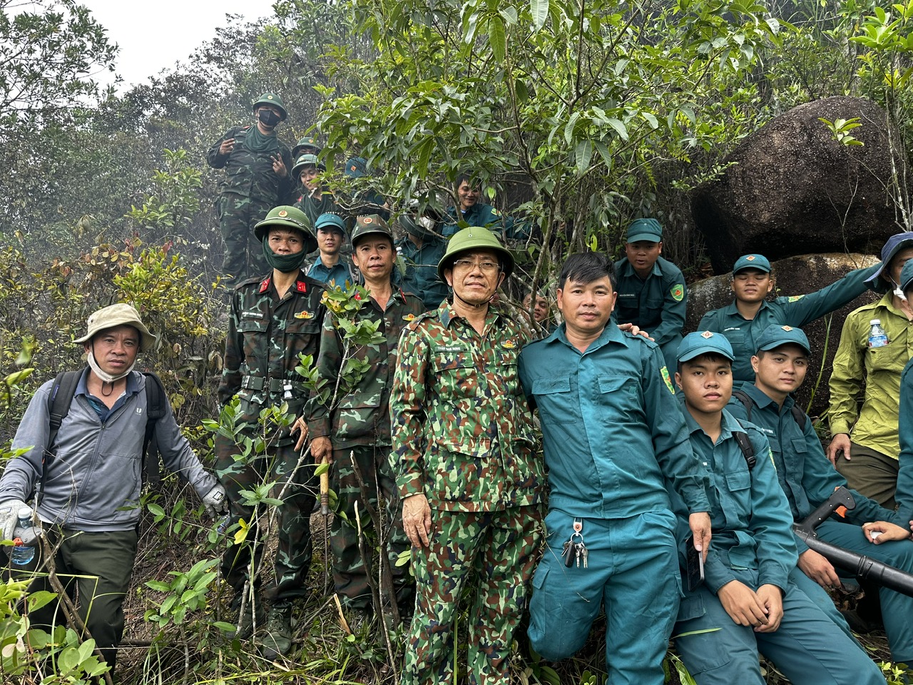 Từ 4 giờ sáng, lãnh đạo Đà Nẵng vào rừng chỉ đạo chữa cháy- Ảnh 9.
