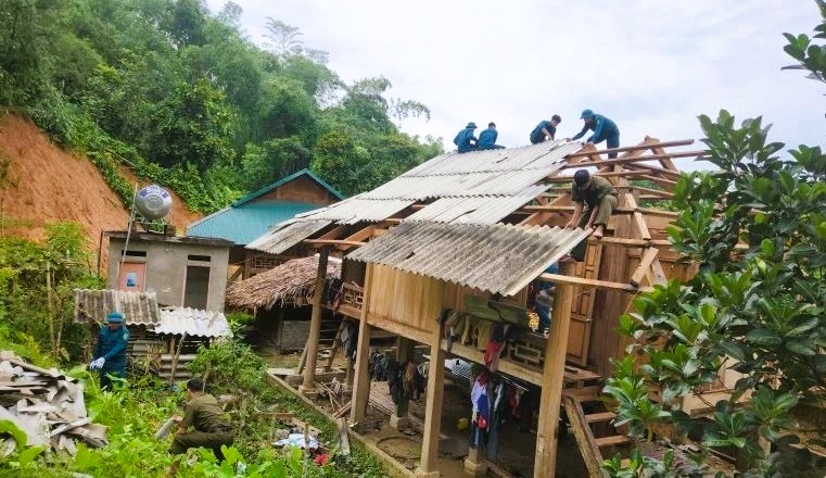 B&atilde;o số 3 chưa v&agrave;o, h&agrave;ng trăm nh&agrave; d&acirc;n ở Thanh H&oacute;a đ&atilde; tốc m&aacute;i, hư hỏng- Ảnh 1.