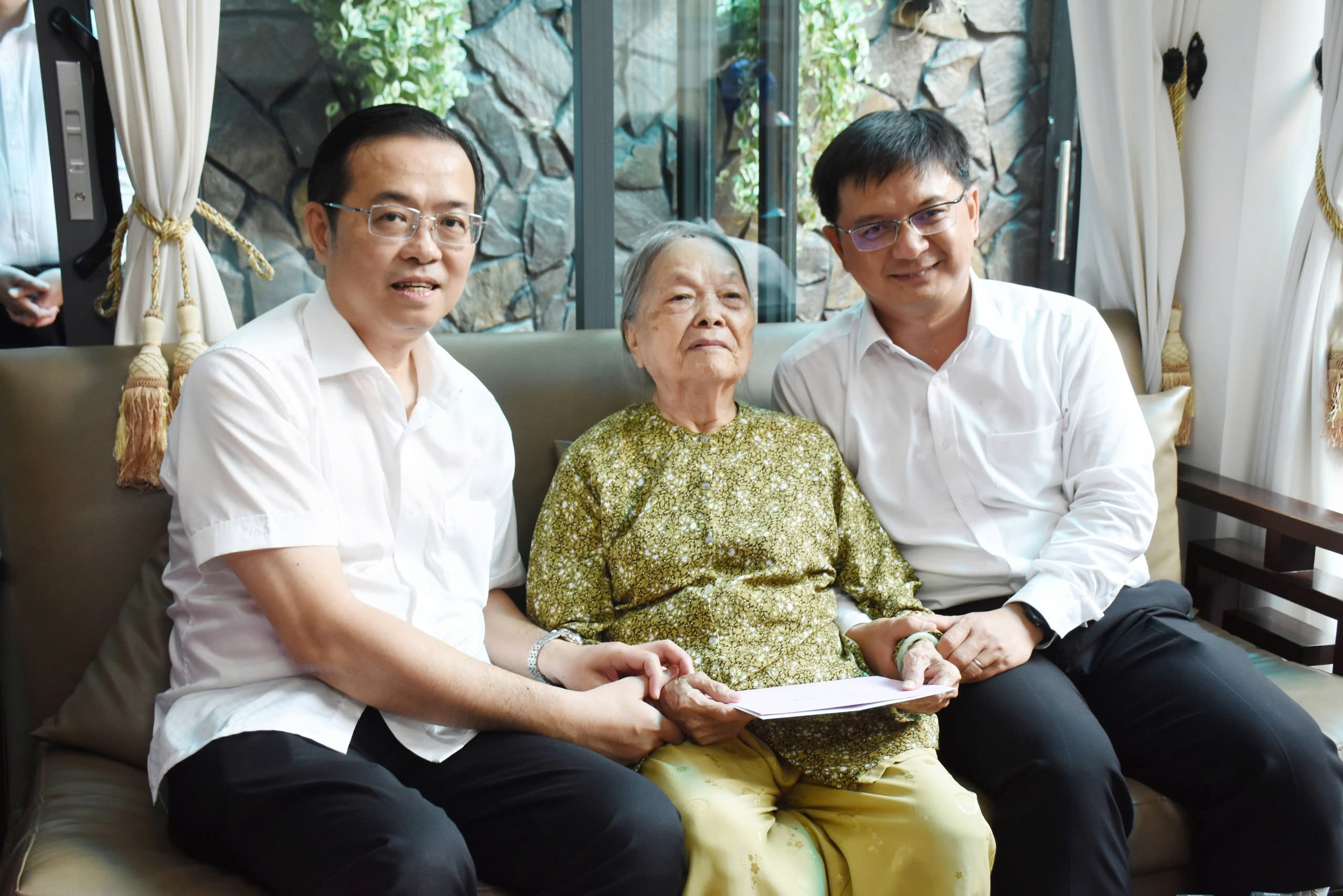L&atilde;nh đạo Th&agrave;nh ủy TP HCM thăm c&aacute;c gia đ&igrave;nh ch&iacute;nh s&aacute;ch ti&ecirc;u biểu - Ảnh 3.