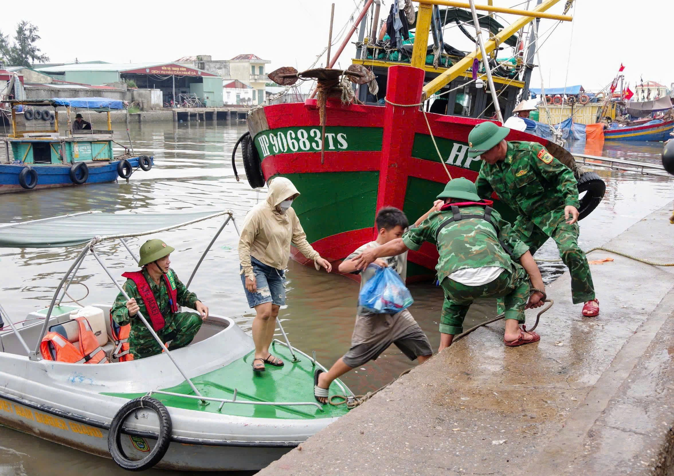 Chủ động ứng phó bão số 3 đổ bộ - Ảnh 1.