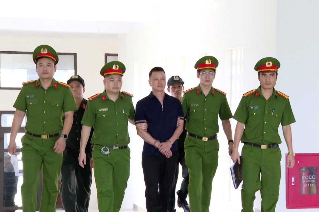 Tr&ugrave;m giang hồ Vi "ngộ" bị khởi tố tội Đưa hối lộ tại thanh h&oacute;a - Ảnh 1.