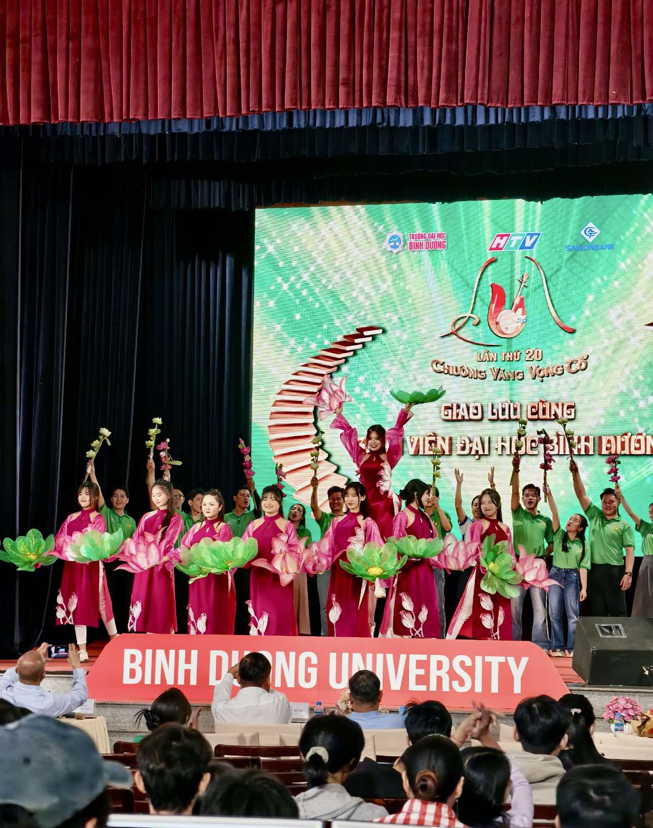 Th&iacute; sinh "Chu&ocirc;ng v&agrave;ng vọng cổ" lần thứ 20 giao lưu sinh vi&ecirc;n Đại học B&igrave;nh Dương- Ảnh 4.