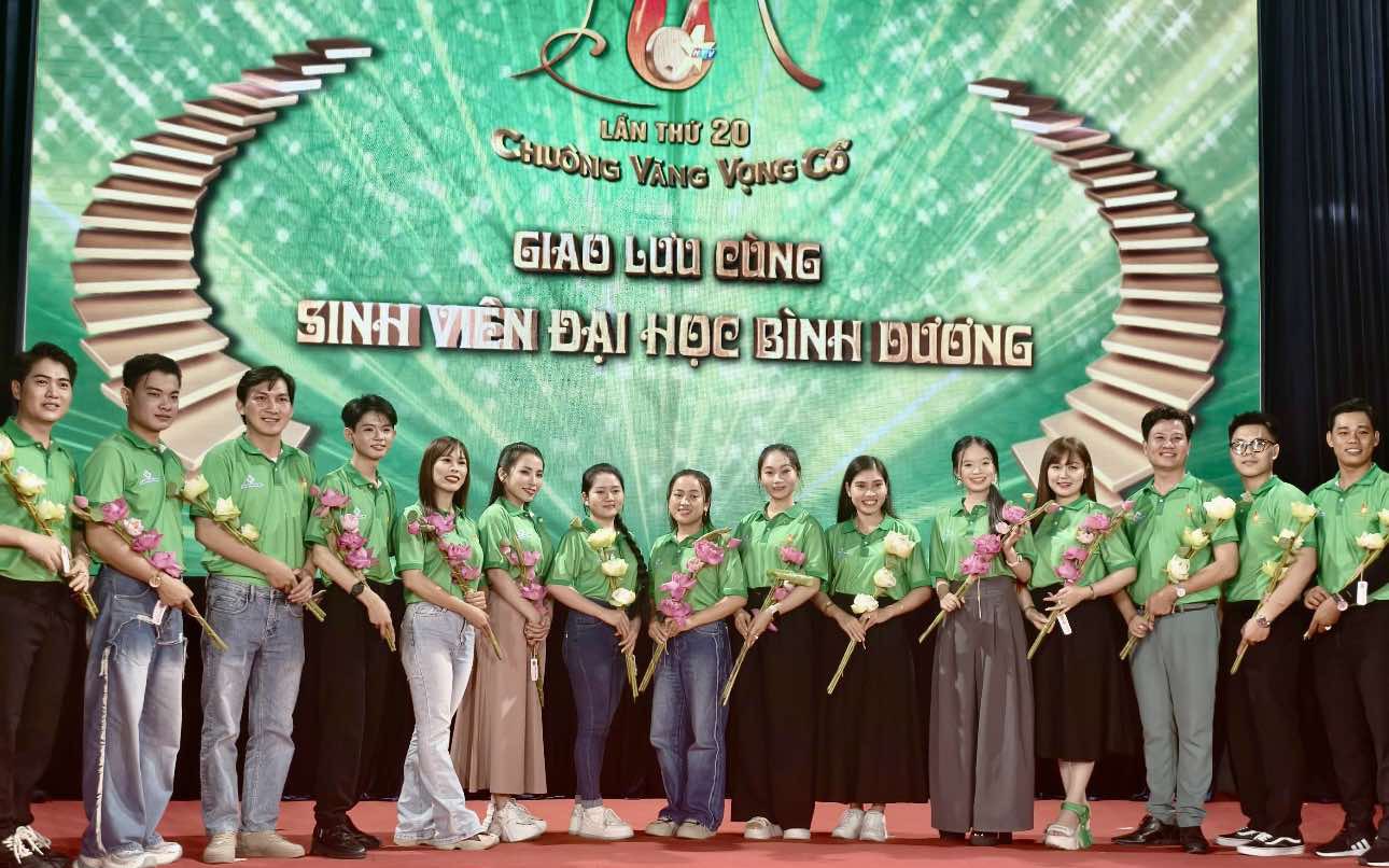 Thí sinh "Chuông vàng vọng cổ" lần thứ 20 giao lưu sinh viên Đại học Bình Dương