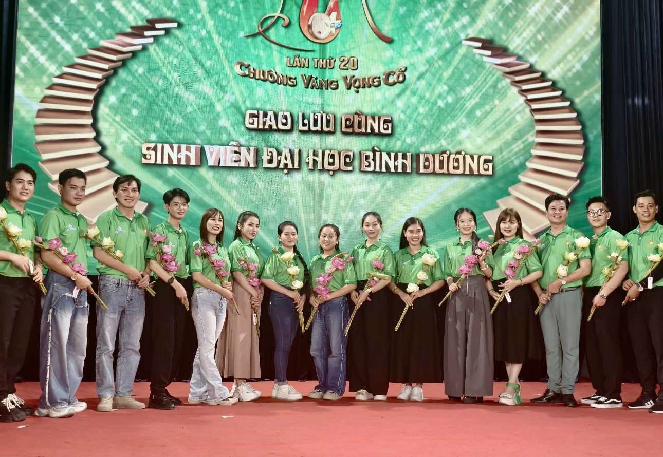 Th&iacute; sinh "Chu&ocirc;ng v&agrave;ng vọng cổ" lần thứ 20 giao lưu sinh vi&ecirc;n Đại học B&igrave;nh Dương- Ảnh 1.