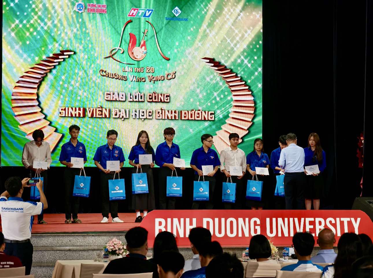 Th&iacute; sinh "Chu&ocirc;ng v&agrave;ng vọng cổ" lần thứ 20 giao lưu sinh vi&ecirc;n Đại học B&igrave;nh Dương- Ảnh 5.