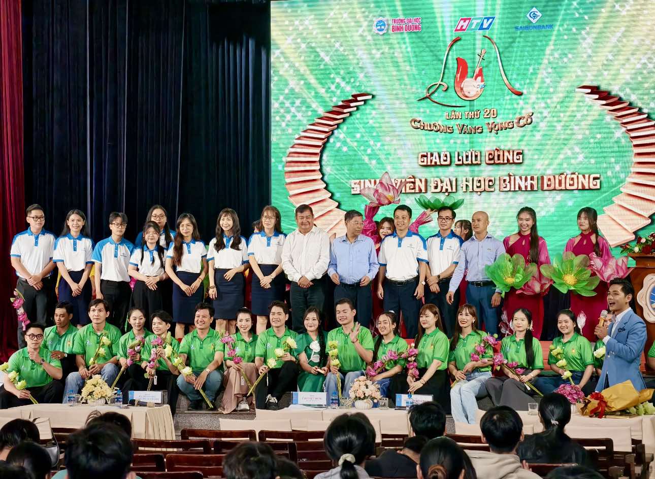 Th&iacute; sinh "Chu&ocirc;ng v&agrave;ng vọng cổ" lần thứ 20 giao lưu sinh vi&ecirc;n Đại học B&igrave;nh Dương- Ảnh 2.