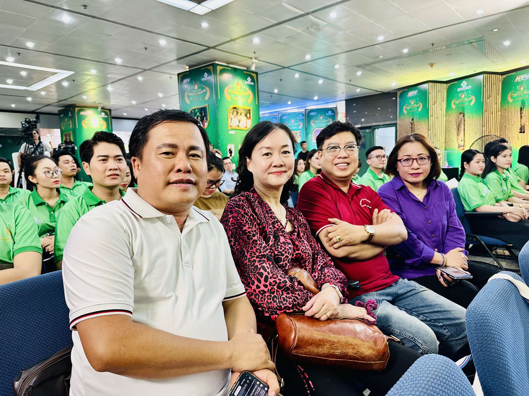 V&otilde; Minh L&acirc;m, Hồ Ngọc Trinh, Thu V&acirc;n ngồi ghế n&oacute;ng "Chu&ocirc;ng v&agrave;ng vọng cổ lần 20 &ndash; 2025" - Ảnh 8.