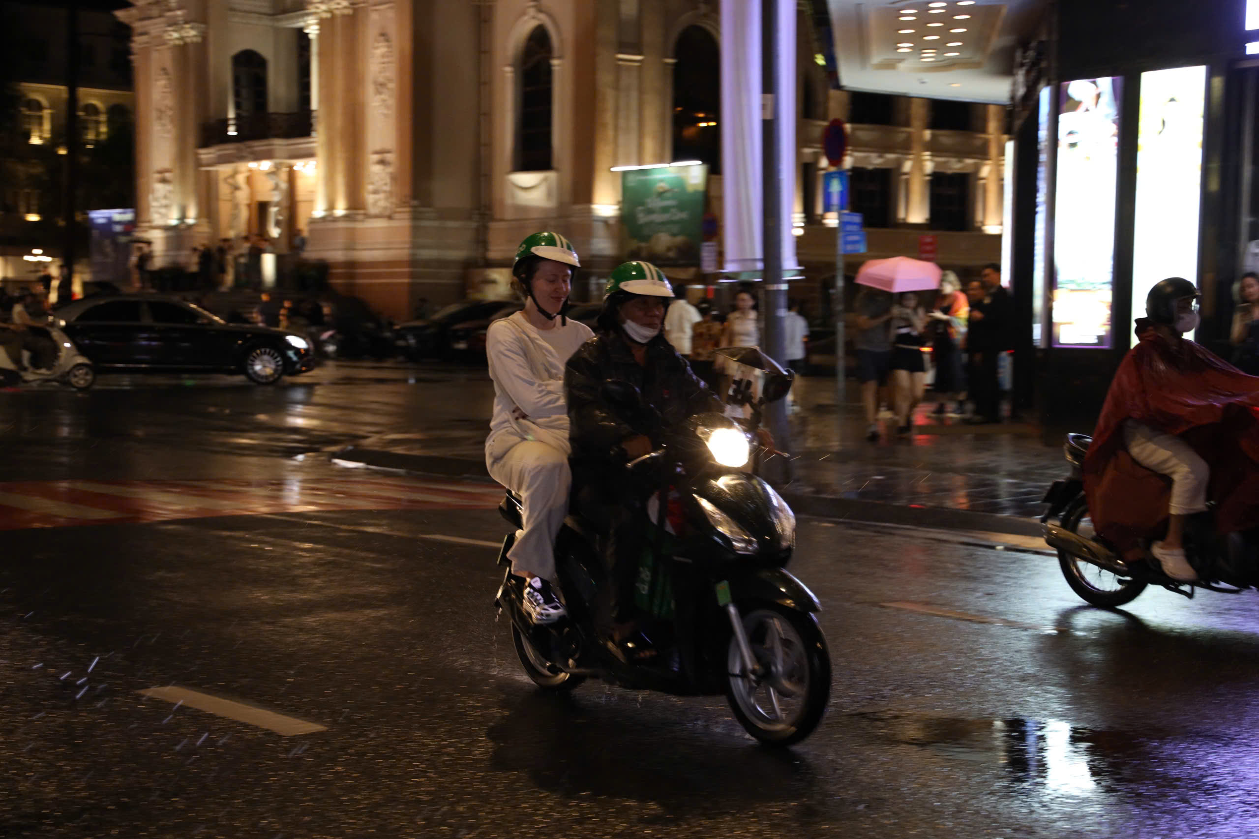 Tối nay, TP HCM bất ngờ mưa to, gi&oacute; lớn - Ảnh 1.