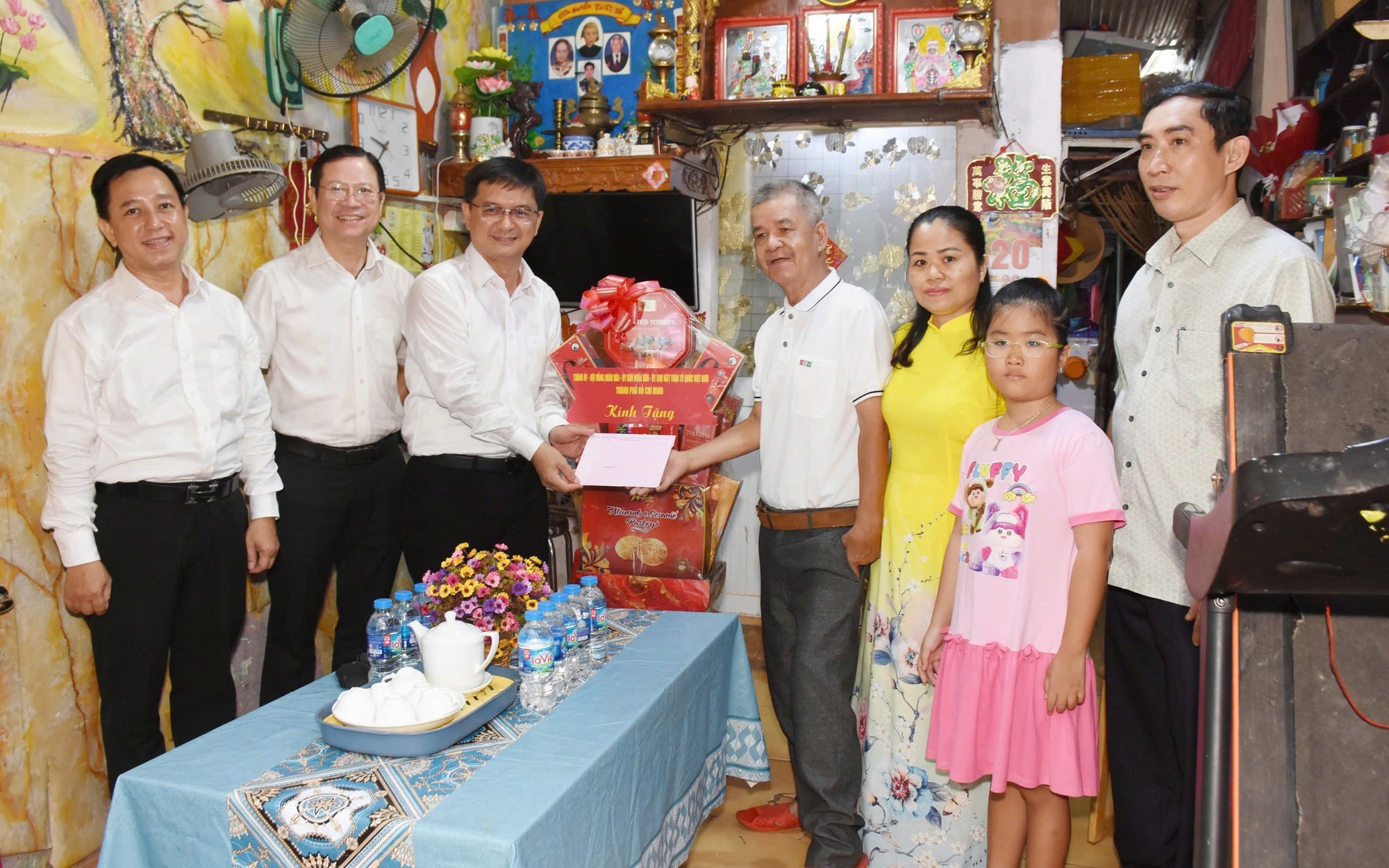 Lãnh đạo Thành ủy TP HCM thăm các gia đình chính sách tiêu biểu