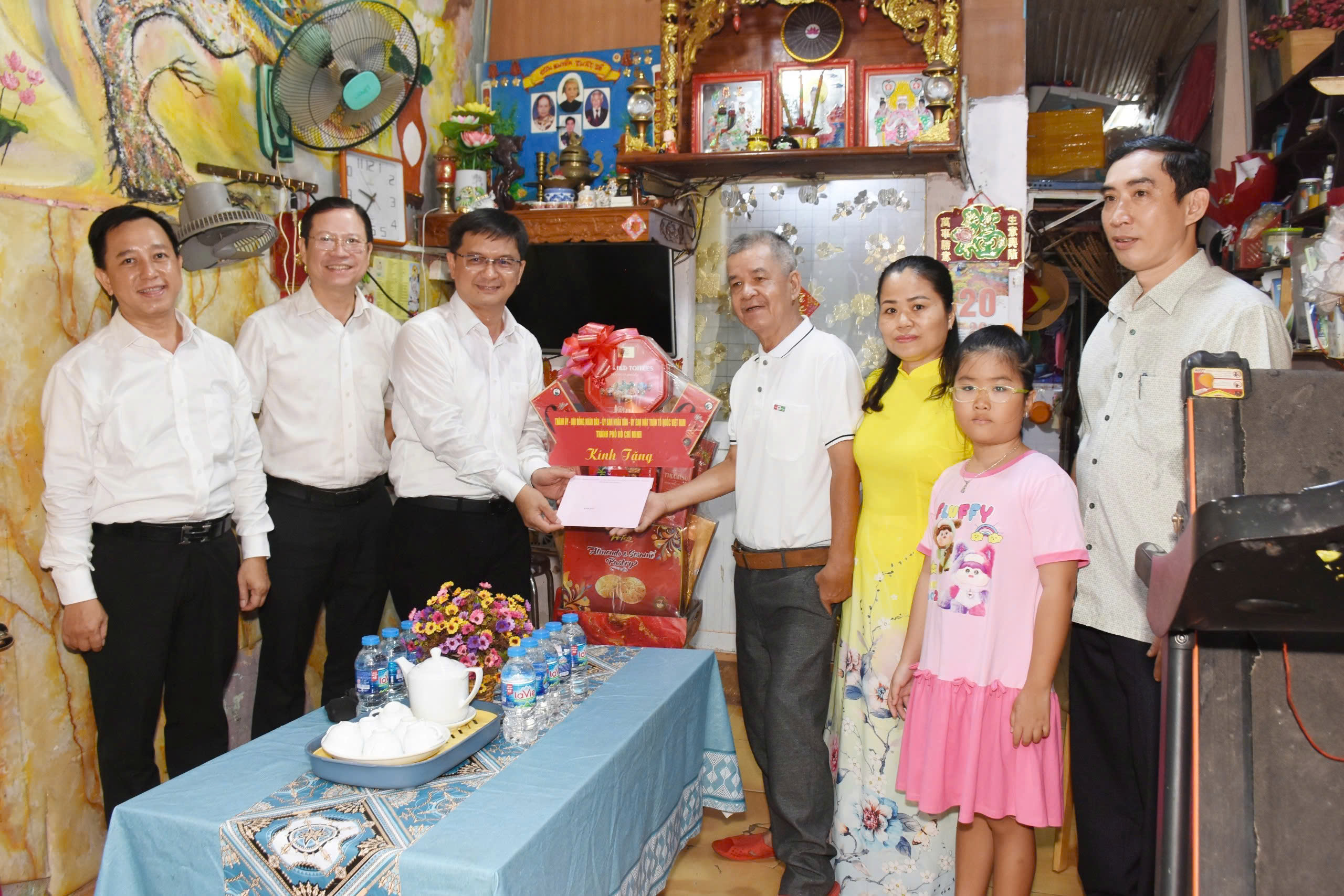 L&atilde;nh đạo Th&agrave;nh ủy TP HCM thăm c&aacute;c gia đ&igrave;nh ch&iacute;nh s&aacute;ch ti&ecirc;u biểu - Ảnh 2.