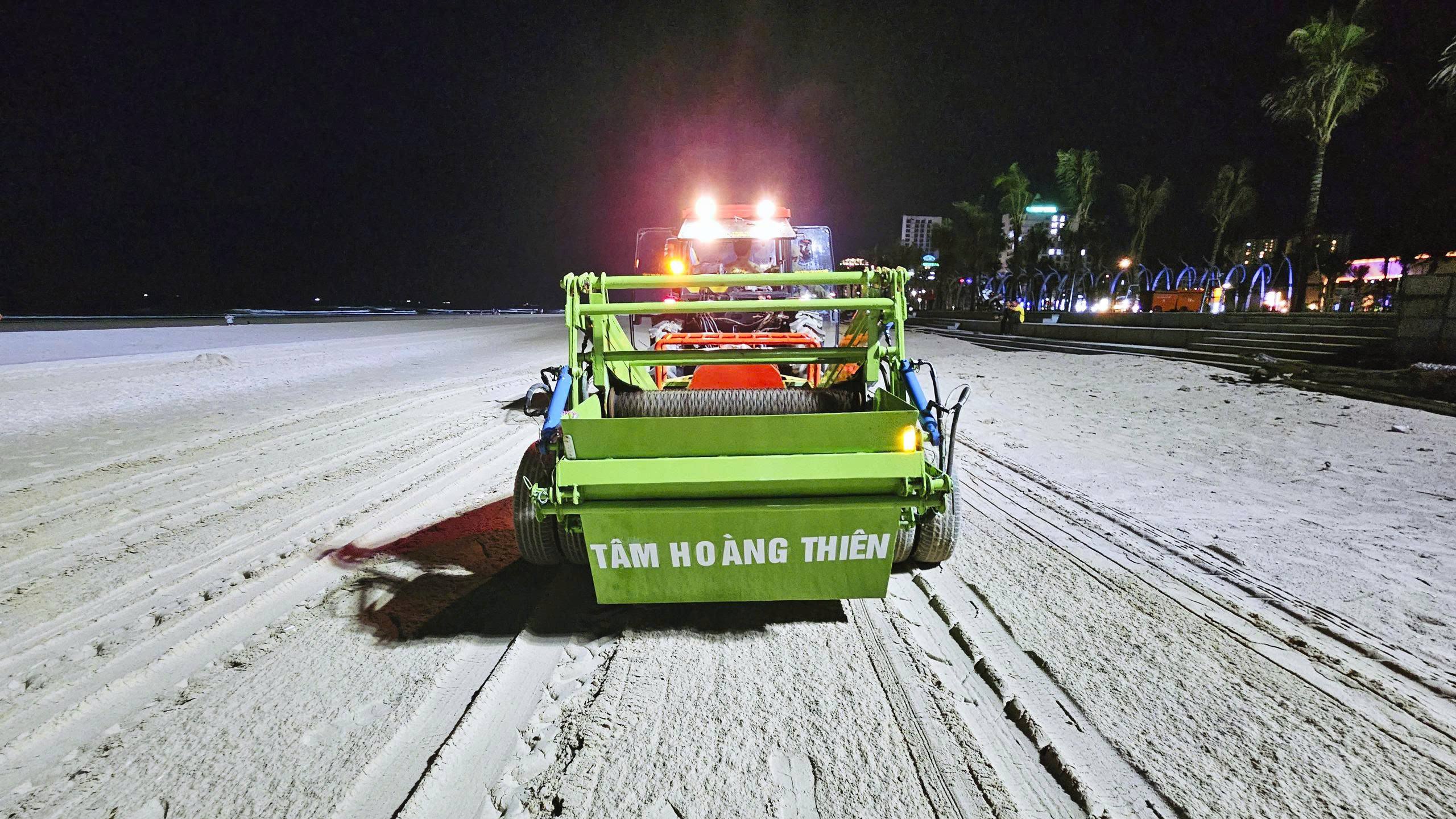 Xe tự động l&agrave;m sạch b&atilde;i biển b&atilde;i sau Vũng T&agrave;u lần đầu ti&ecirc;n xuất hiện - Ảnh 3.