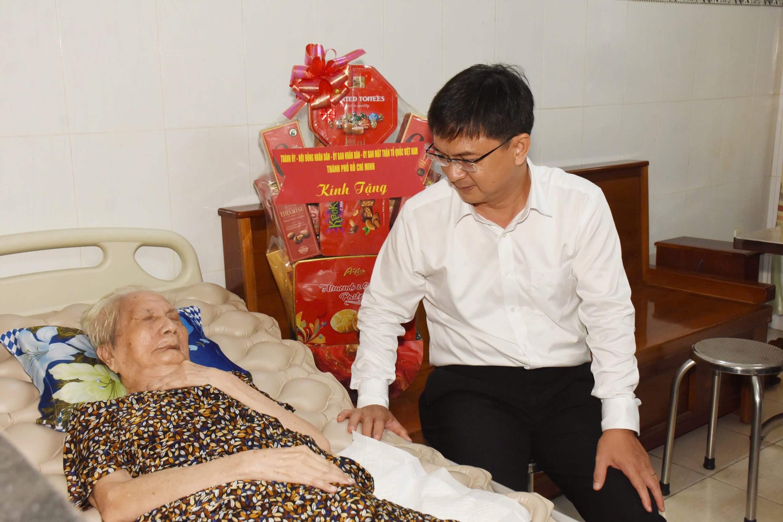 L&atilde;nh đạo Th&agrave;nh ủy TP HCM thăm c&aacute;c gia đ&igrave;nh ch&iacute;nh s&aacute;ch ti&ecirc;u biểu - Ảnh 5.