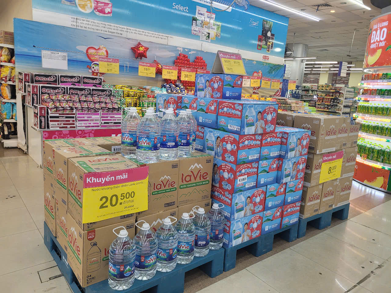 Siêu thị tăng dự trữ gạo, mì gói, nước uống… gấp 2-3 lần, chủ động ứng phó bão Wipha - Ảnh 1.