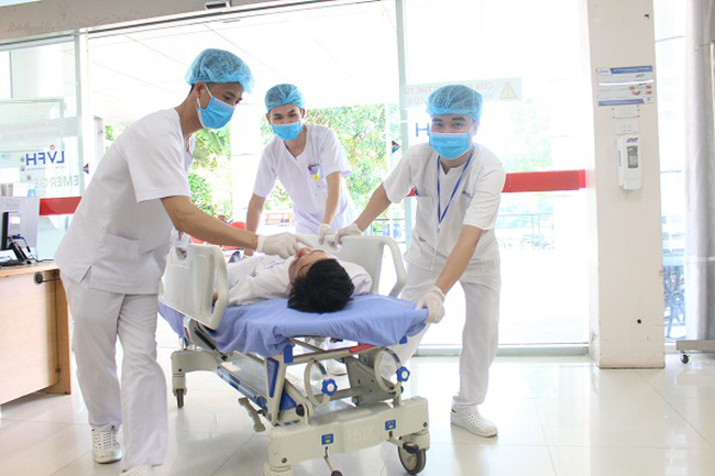 Sẵn s&agrave;ng lập trạm cấp cứu d&atilde; chiến ứng ph&oacute; b&atilde;o số 3. - Ảnh 1.