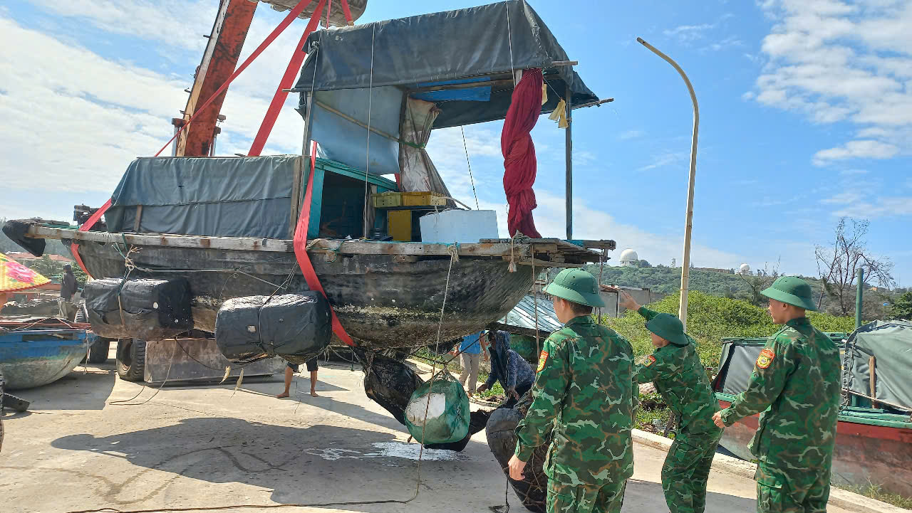 T&agrave;u thuyền tại Bạch Long Vĩ đ&atilde; được di chuyển an to&agrave;n trước b&atilde;o số 3 - Ảnh 2.