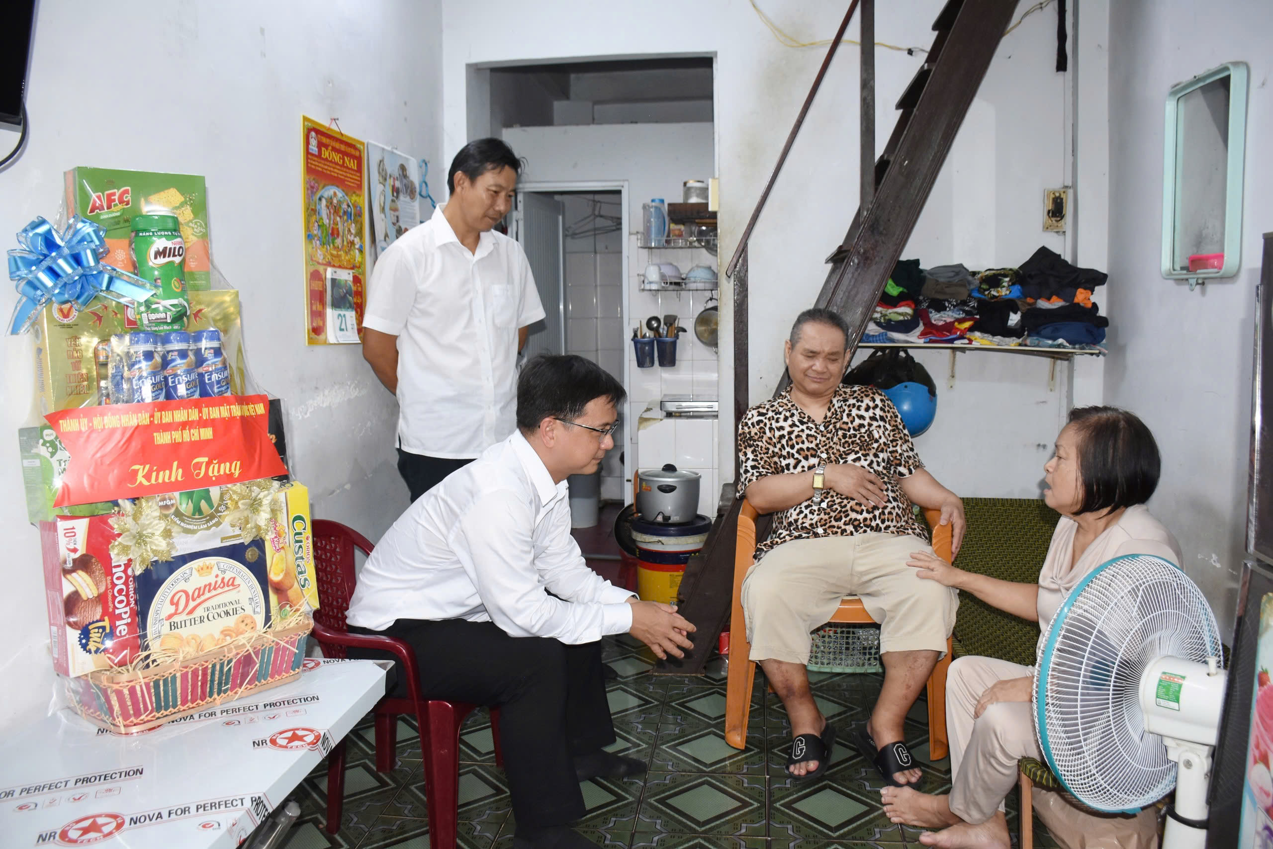 L&atilde;nh đạo Th&agrave;nh ủy TP HCM thăm c&aacute;c gia đ&igrave;nh ch&iacute;nh s&aacute;ch ti&ecirc;u biểu - Ảnh 4.