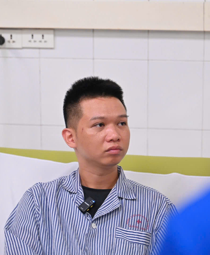 Trao Huy hiệu &ldquo;Tuổi trẻ dũng cảm&rdquo; cho đo&agrave;n vi&ecirc;n cứu 4 người trong vụ lật t&agrave;u tr&ecirc;n vịnh Hạ Long - Ảnh 2.