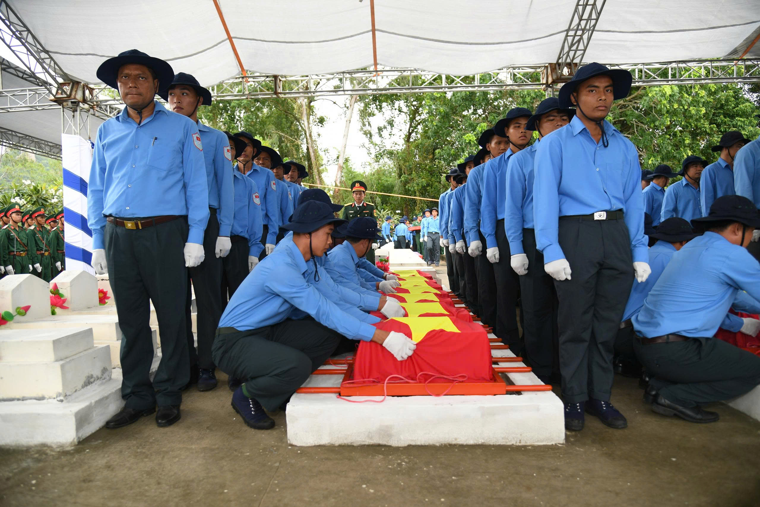 Thủ tướng Phạm Minh Chính xúc động dự lễ cải táng hài cốt liệt sĩ tại An Giang - Ảnh 5.