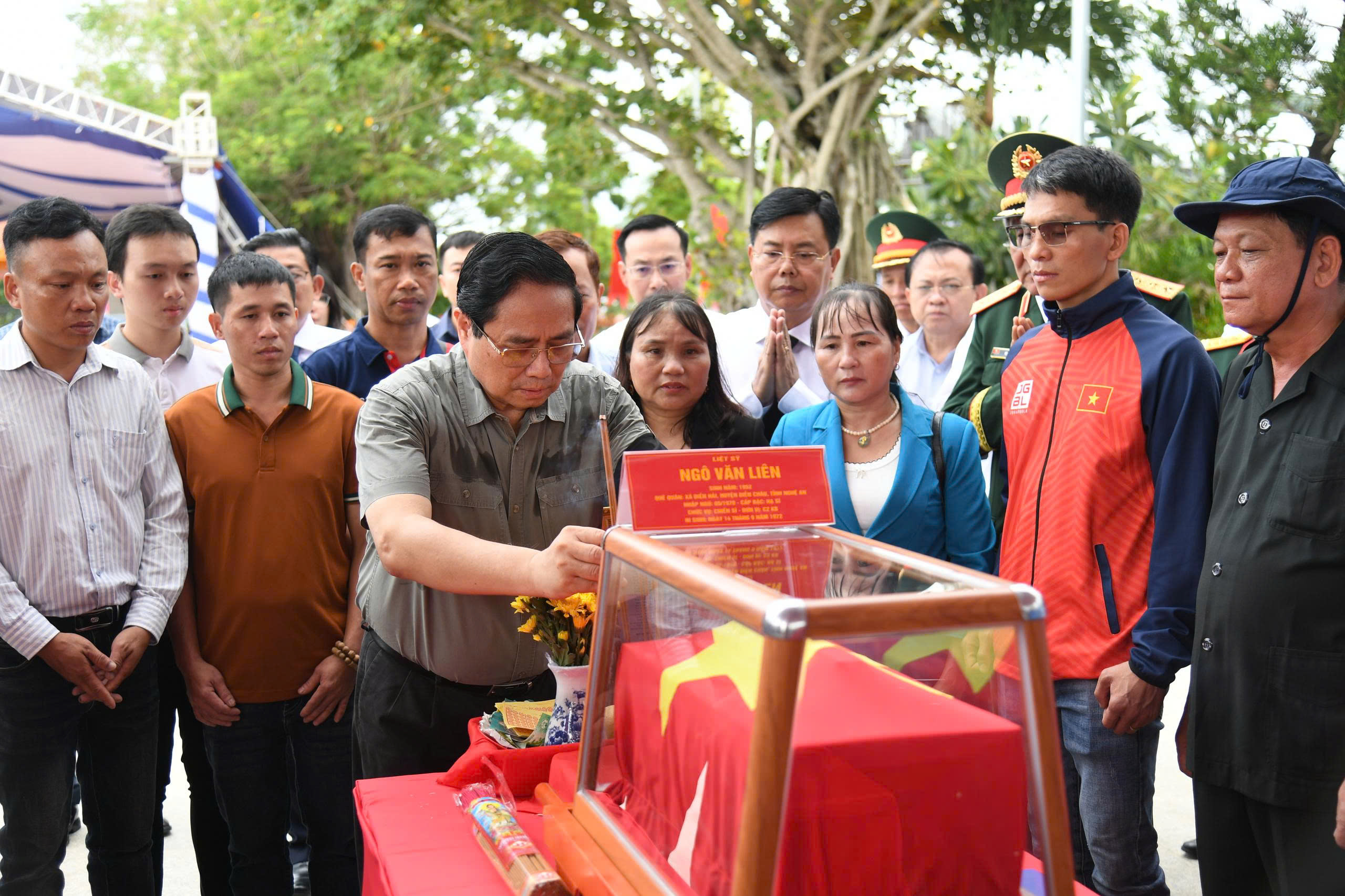 Thủ tướng Phạm Minh Chính xúc động dự lễ cải táng hài cốt liệt sĩ tại An Giang - Ảnh 7.
