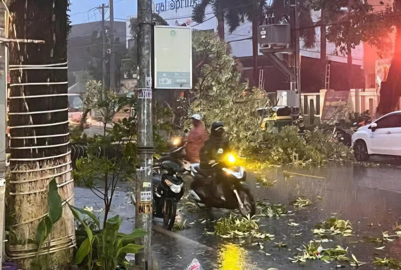 Mưa giông ở Phú Quốc đo được tốc độ gió tương tương cơn bão - Ảnh 2.