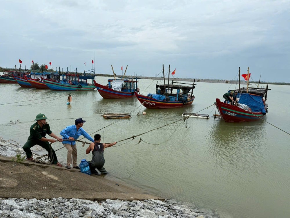 Gi&ocirc;ng lốc trước b&atilde;o số 3 khiến 2 người mất t&iacute;ch, h&agrave;ng chục ng&ocirc;i nh&agrave;, trường học bị tốc m&aacute;i - Ảnh 2.