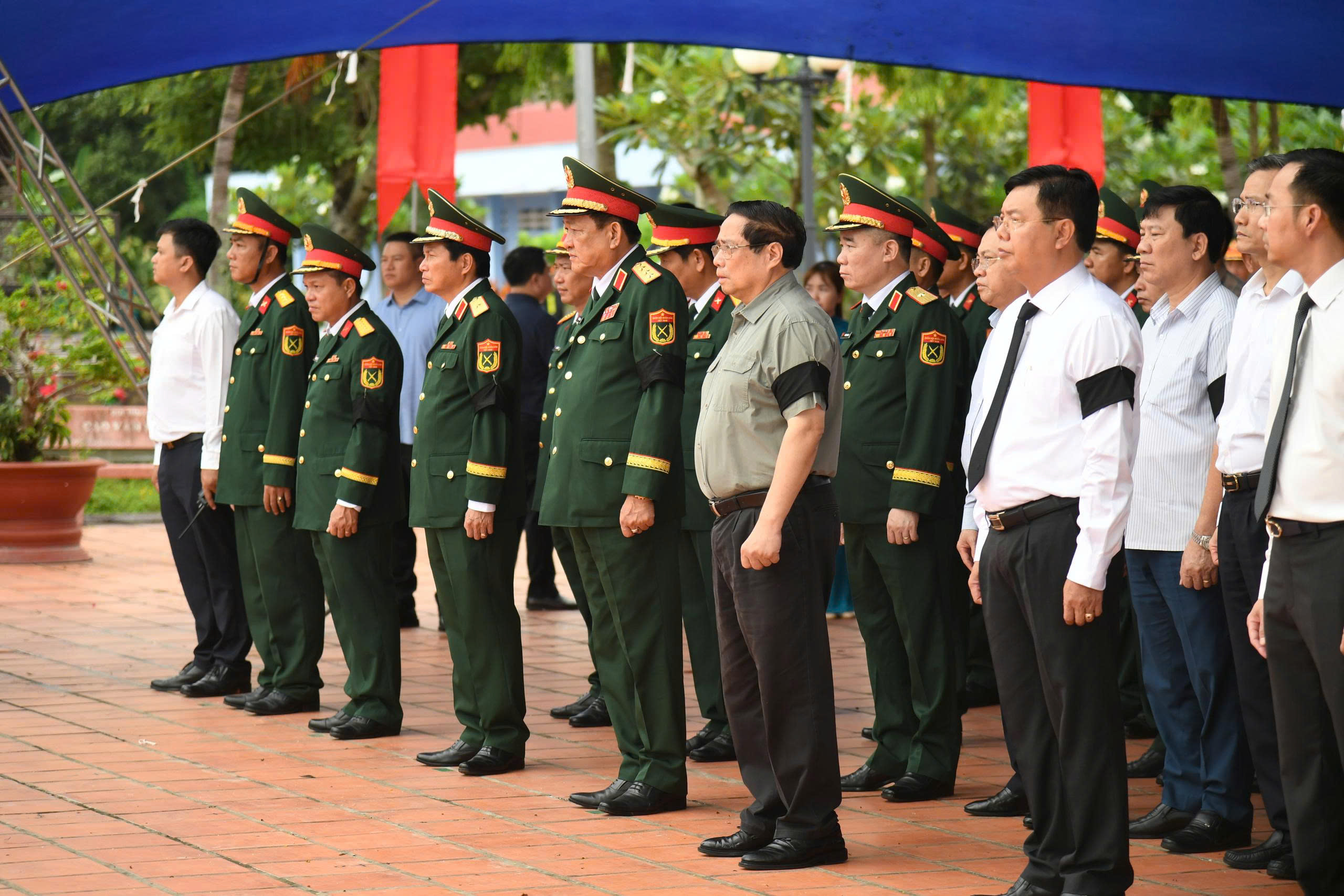 Thủ tướng Phạm Minh Chính xúc động dự lễ cải táng hài cốt liệt sĩ tại An Giang - Ảnh 2.
