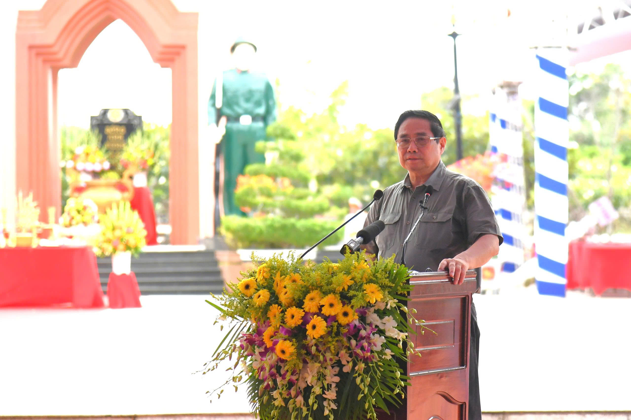 Thủ tướng Phạm Minh Chính xúc động dự lễ cải táng hài cốt liệt sĩ tại An Giang - Ảnh 1.