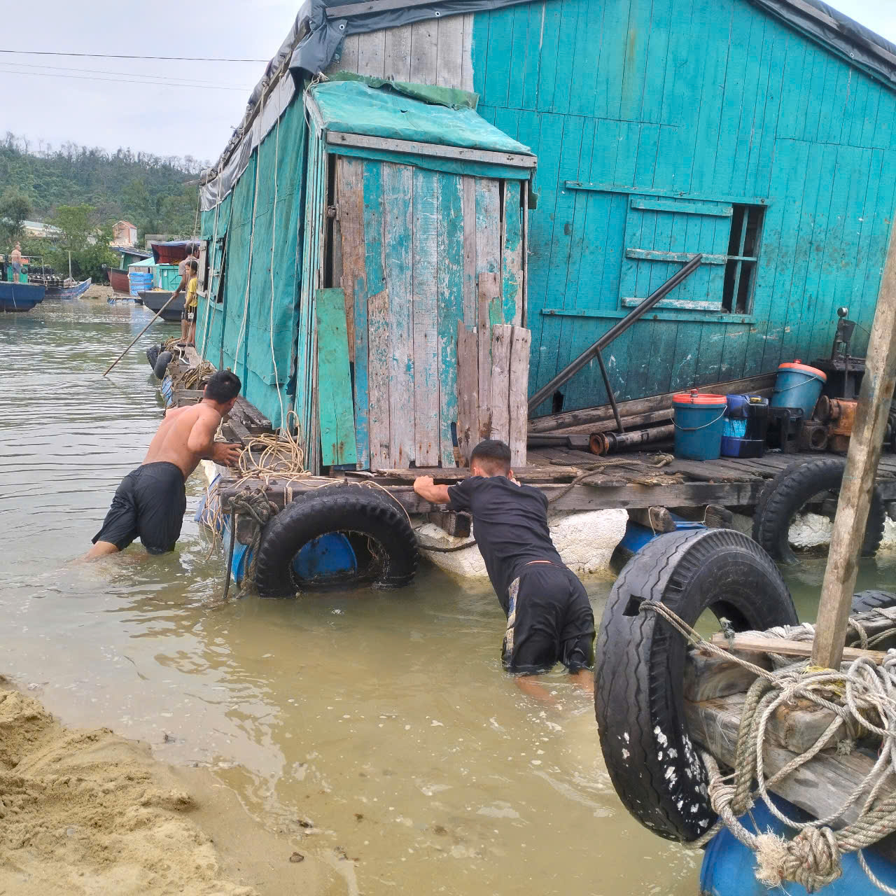 Đưa 8 . 850 Du khách vào bờ an toàn trước bão số 3 Wipha - Ảnh 8.