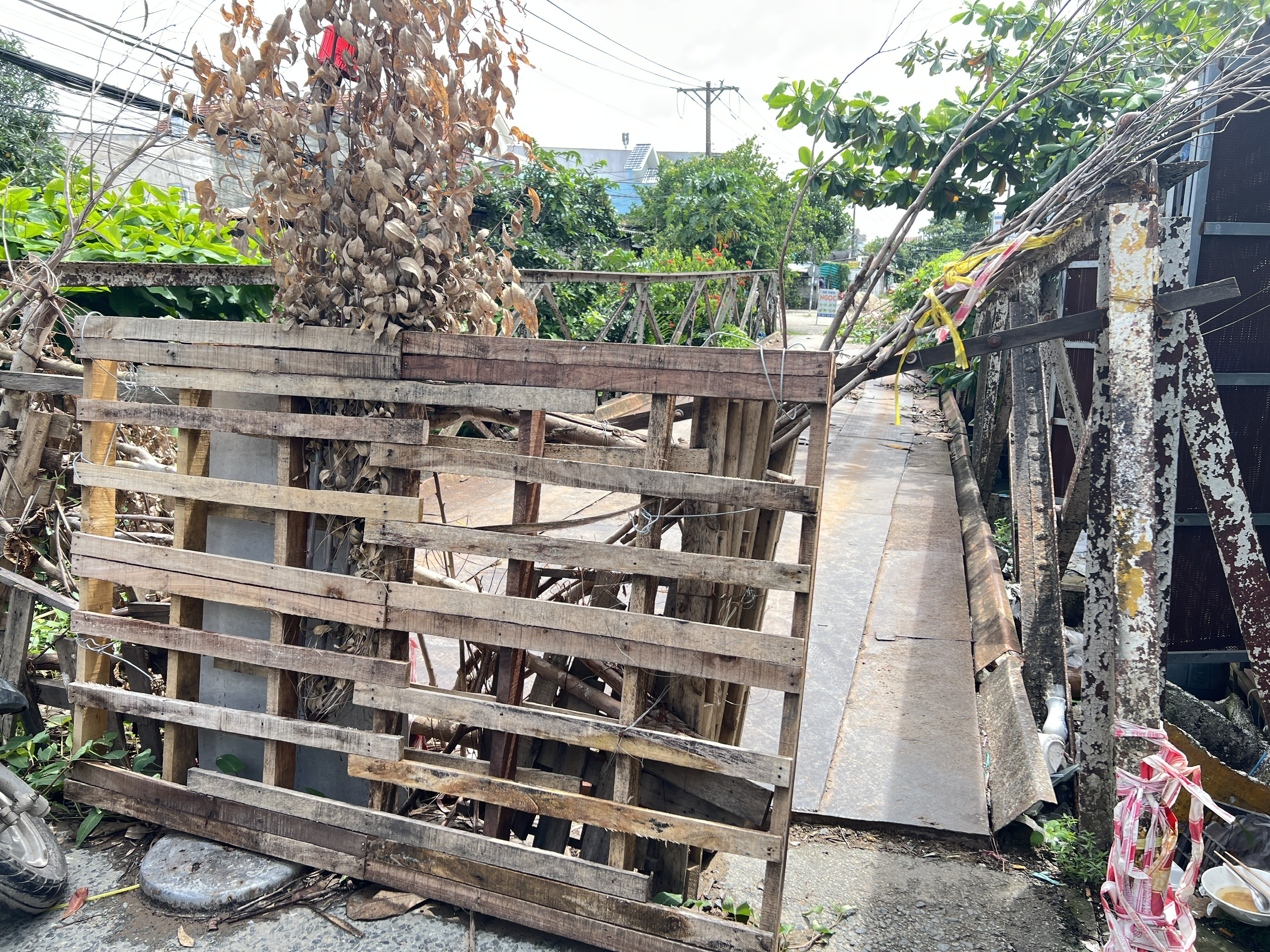 Cầu sắt hàng chục năm ở trung tâm Cần Thơ sập, người dân mong ngóng cầu mới - Ảnh 1.