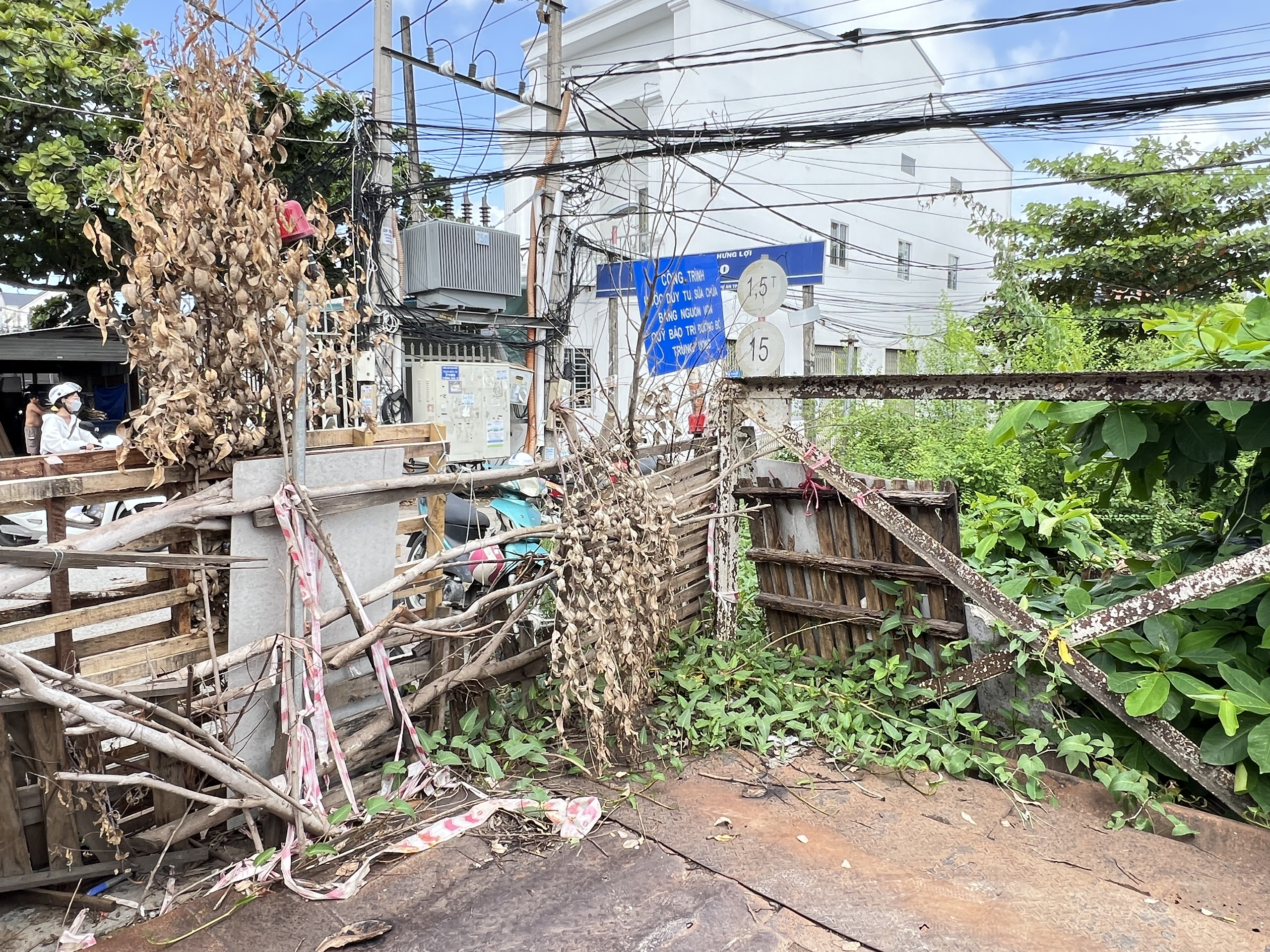 Cầu sắt hàng chục năm ở trung tâm Cần Thơ sập, người dân mong ngóng cầu mới - Ảnh 4.