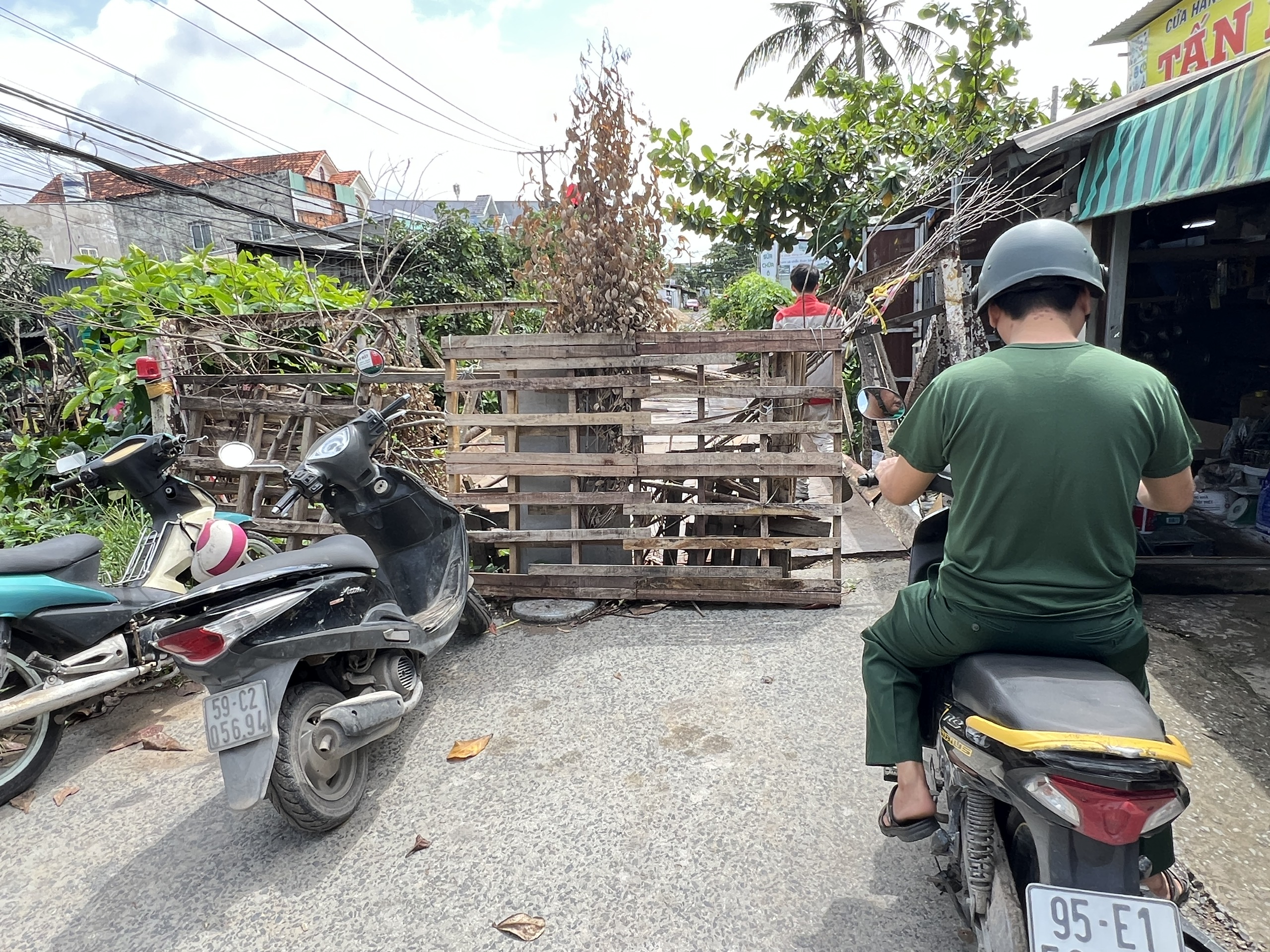 Cầu sắt hàng chục năm ở trung tâm Cần Thơ sập, người dân mong ngóng cầu mới - Ảnh 3.