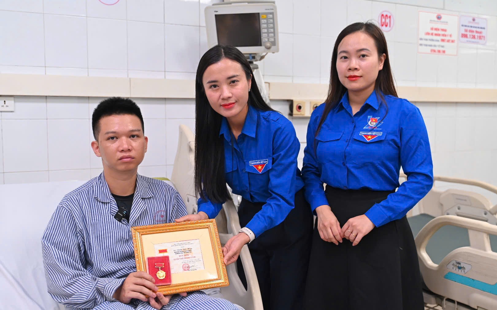 Trao Huy hiệu “Tuổi trẻ dũng cảm” cho thanh niên cứu 4 người trong vụ lật tàu trên vịnh Hạ Long