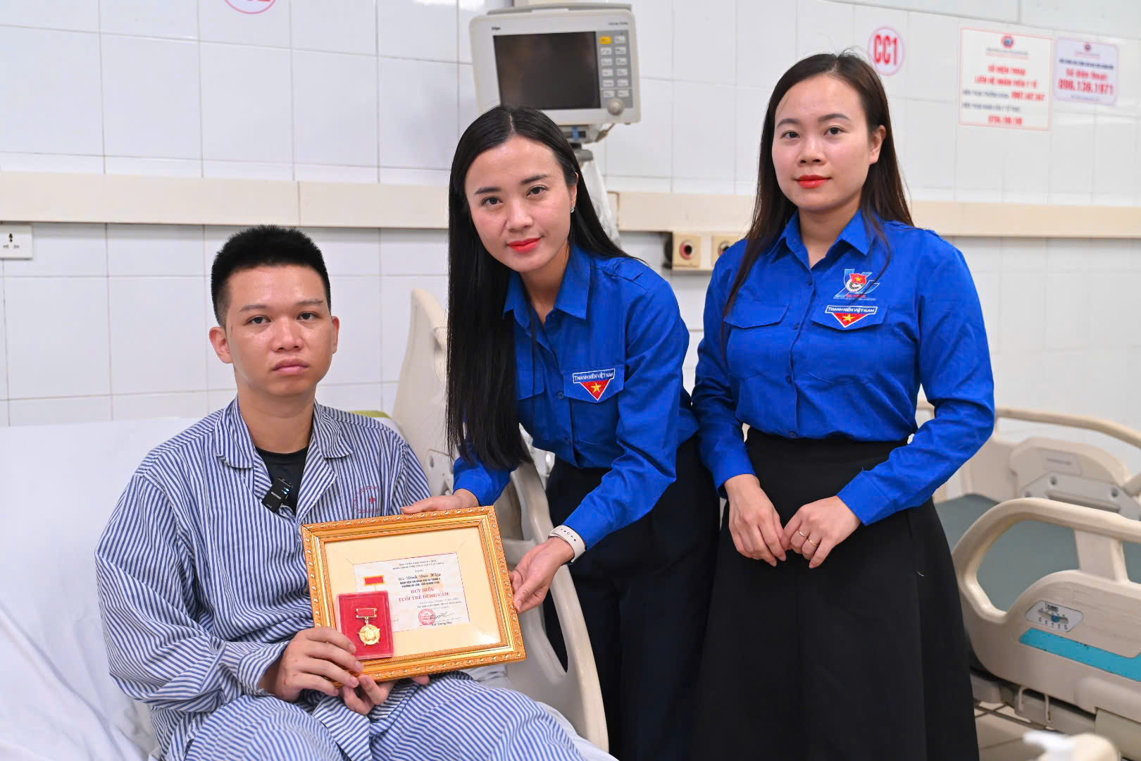 Trao Huy hiệu &ldquo;Tuổi trẻ dũng cảm&rdquo; cho đo&agrave;n vi&ecirc;n cứu 4 người trong vụ lật t&agrave;u tr&ecirc;n vịnh Hạ Long - Ảnh 1.
