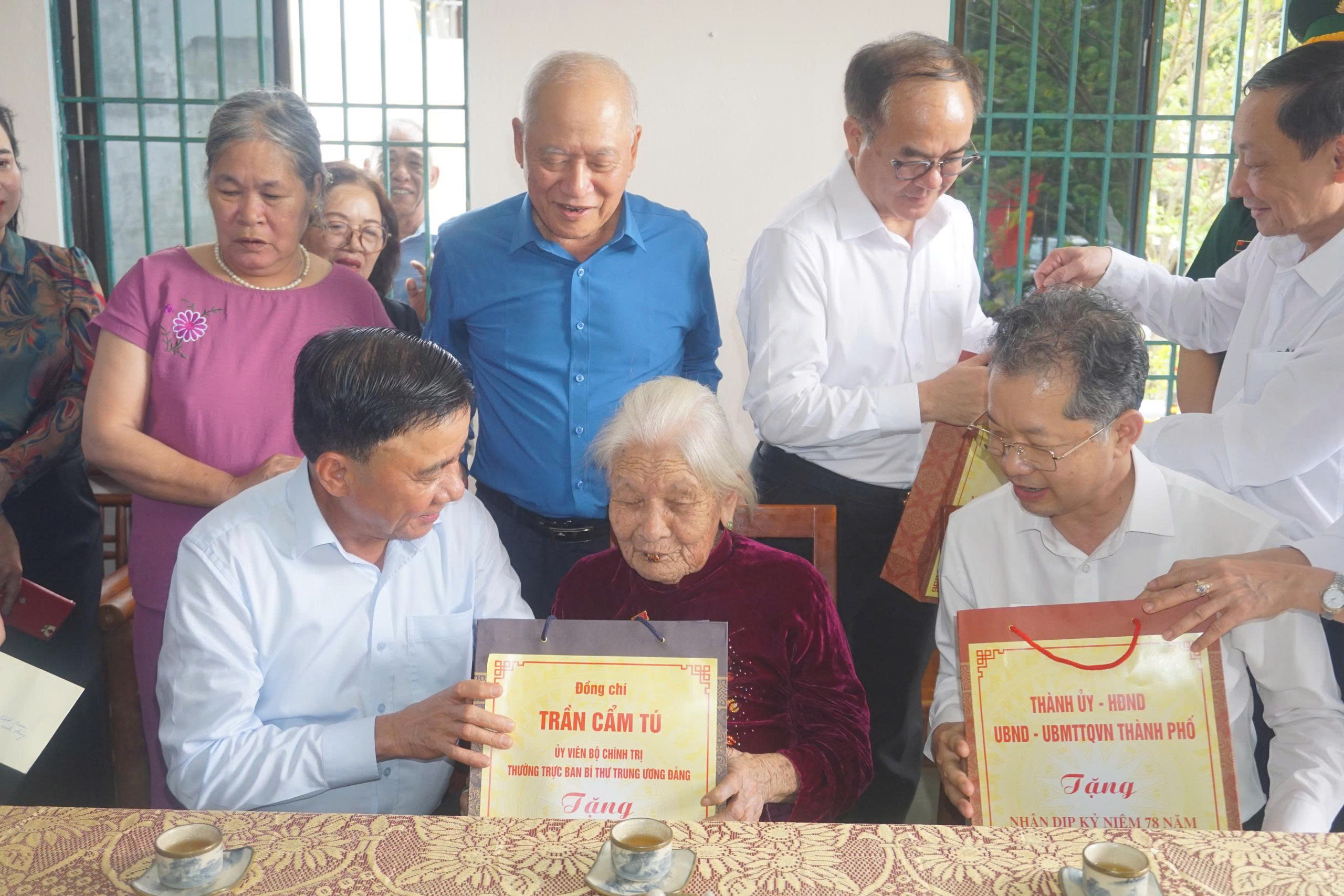 Thường trực Ban B&iacute; thư tri &acirc;n người c&oacute; c&ocirc;ng tại Đ&agrave; Nẵng - Ảnh 3.