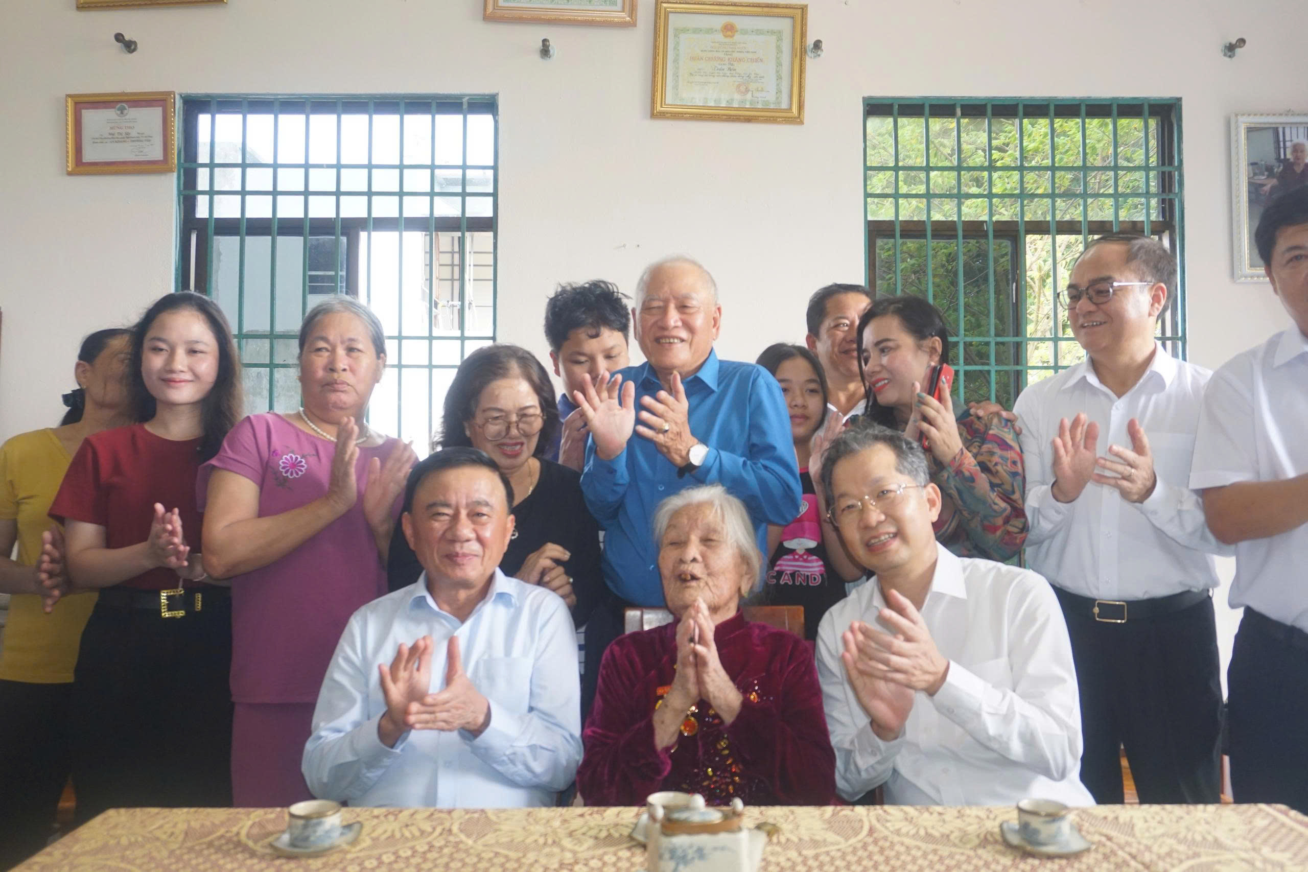 Thường trực Ban B&iacute; thư tri &acirc;n người c&oacute; c&ocirc;ng tại Đ&agrave; Nẵng - Ảnh 4.
