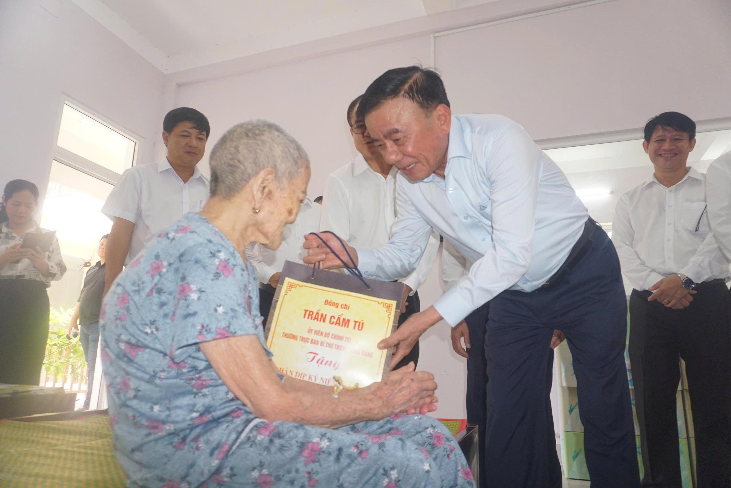 Thường trực Ban B&iacute; thư tri &acirc;n người c&oacute; c&ocirc;ng tại Đ&agrave; Nẵng - Ảnh 2.