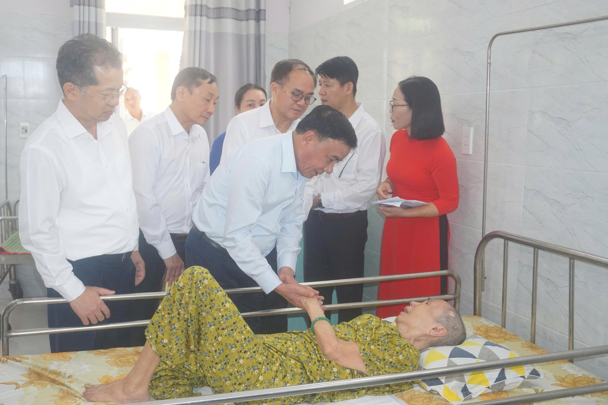Thường trực Ban B&iacute; thư tri &acirc;n người c&oacute; c&ocirc;ng tại Đ&agrave; Nẵng - Ảnh 1.