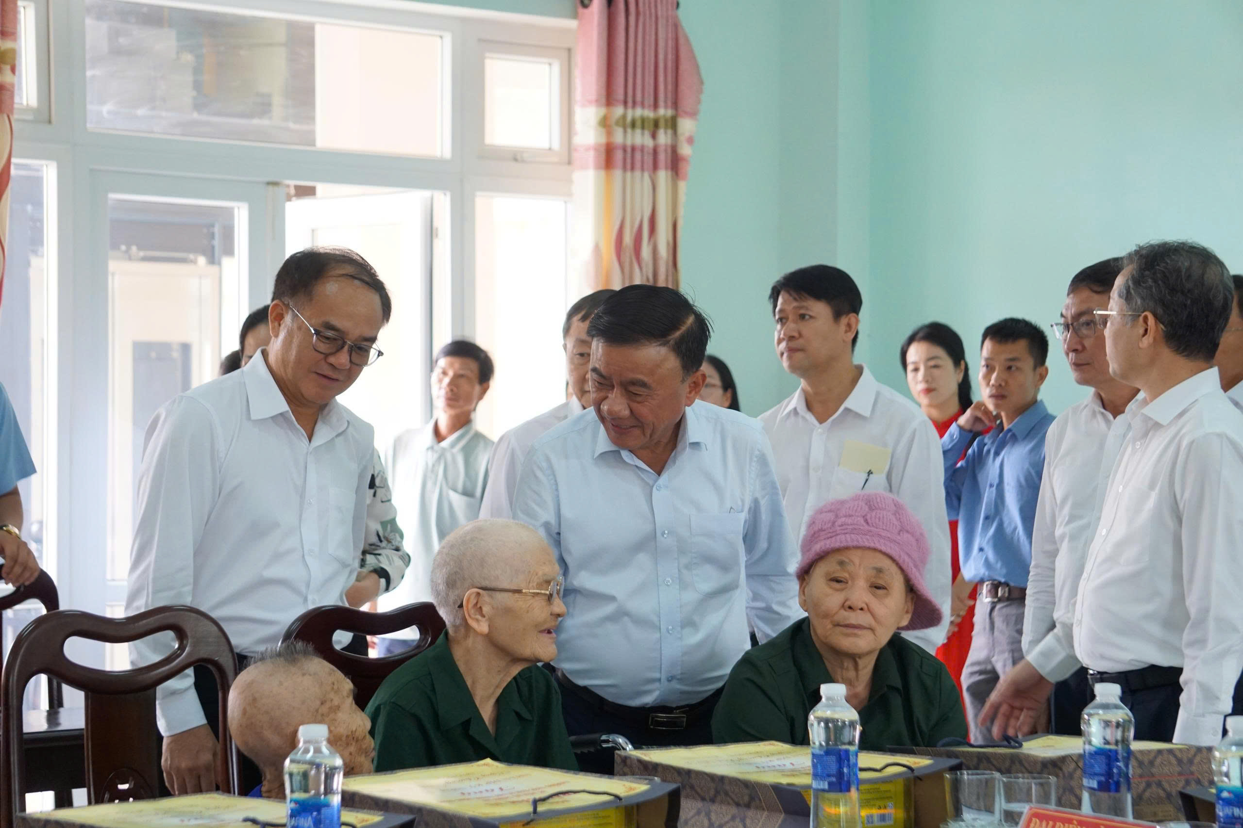 Thường trực Ban B&iacute; thư tri &acirc;n người c&oacute; c&ocirc;ng tại Đ&agrave; Nẵng - Ảnh 5.