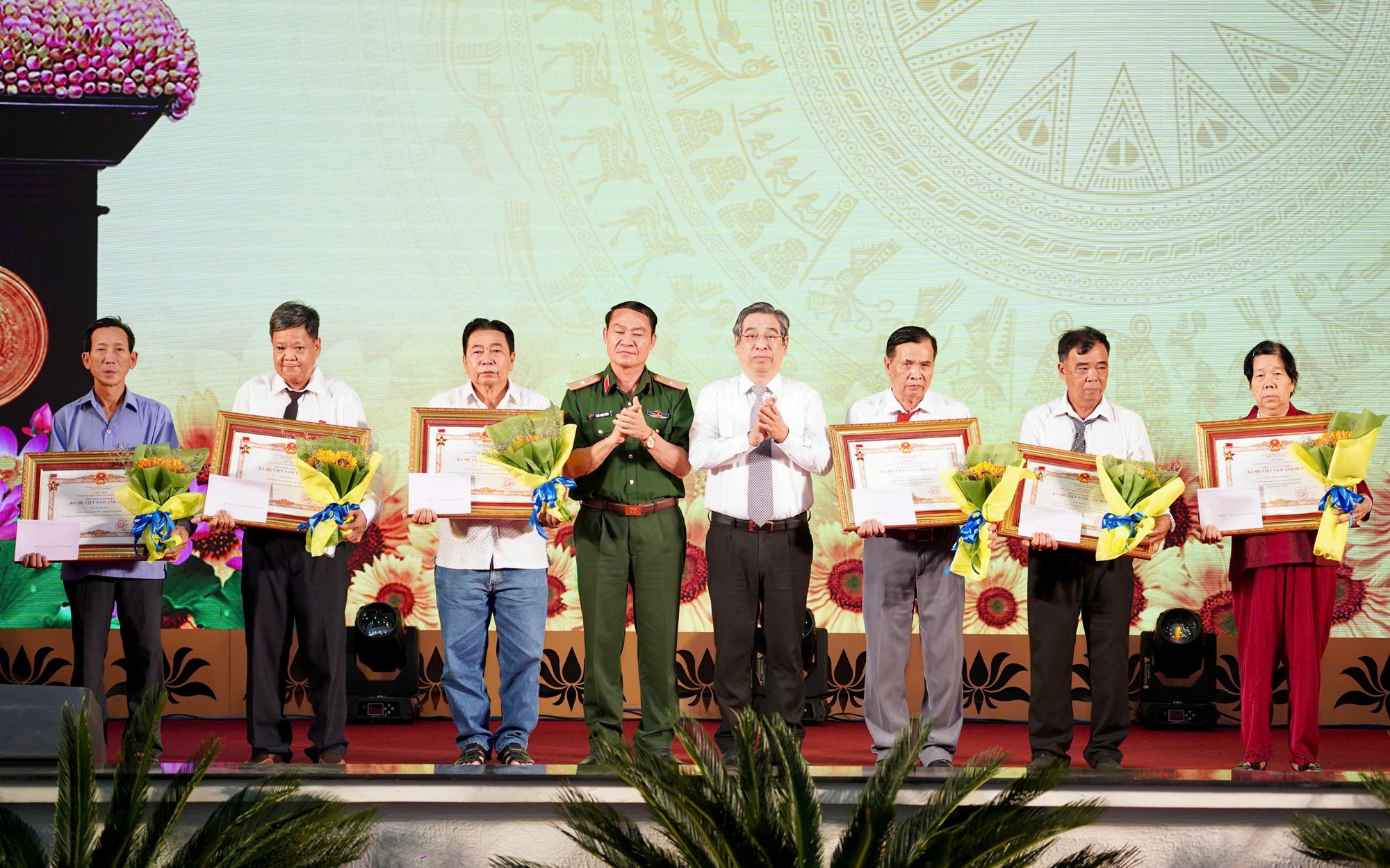 TP HCM họp mặt người c&oacute; c&ocirc;ng với c&aacute;ch mạng ti&ecirc;u biểu - Ảnh 2.