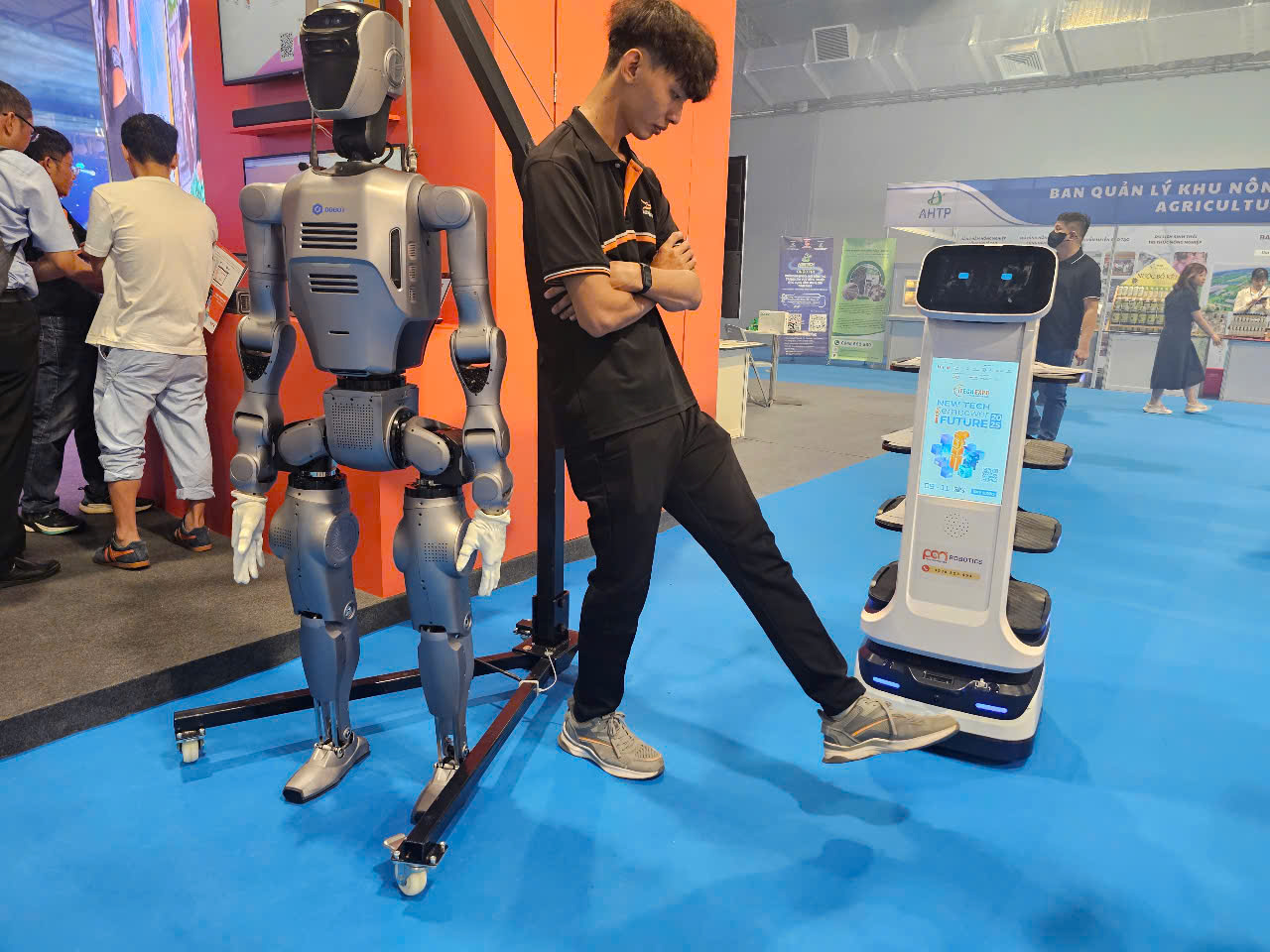 Đưa robot v&agrave;o phục vụ ở nhiều nơi- Ảnh 2.