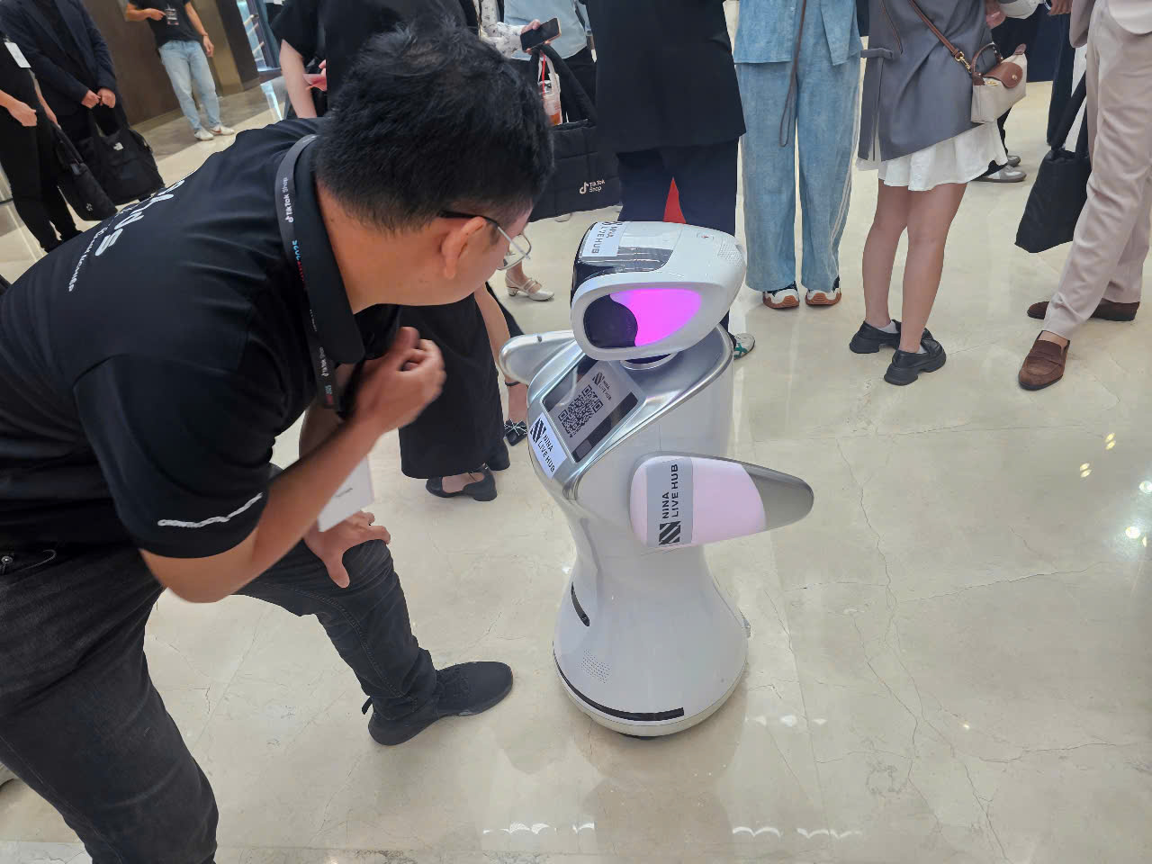 Đưa robot v&agrave;o phục vụ ở nhiều nơi- Ảnh 1.